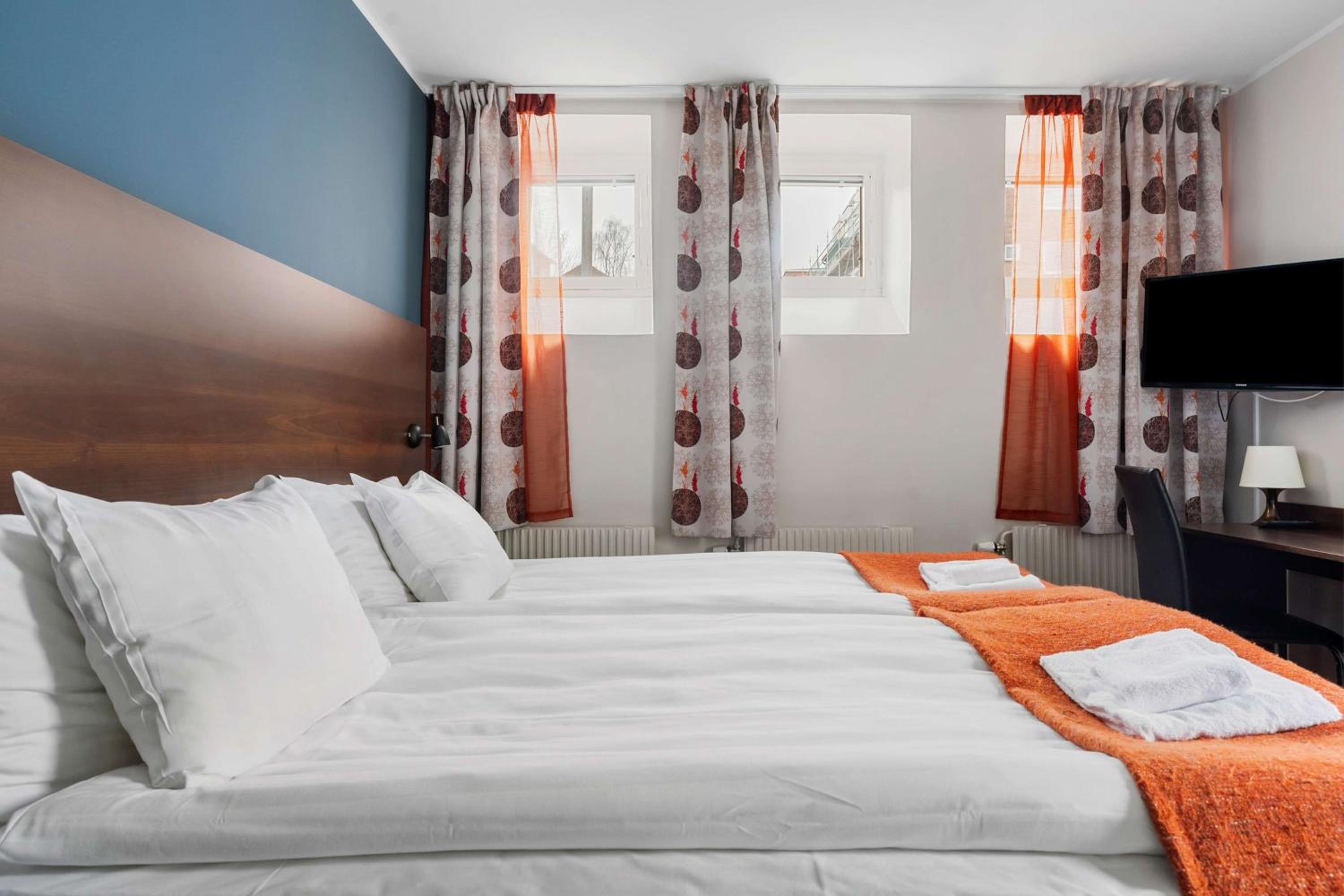 Standard Twin Room with Kitchenette - Non-Smoking photo 1