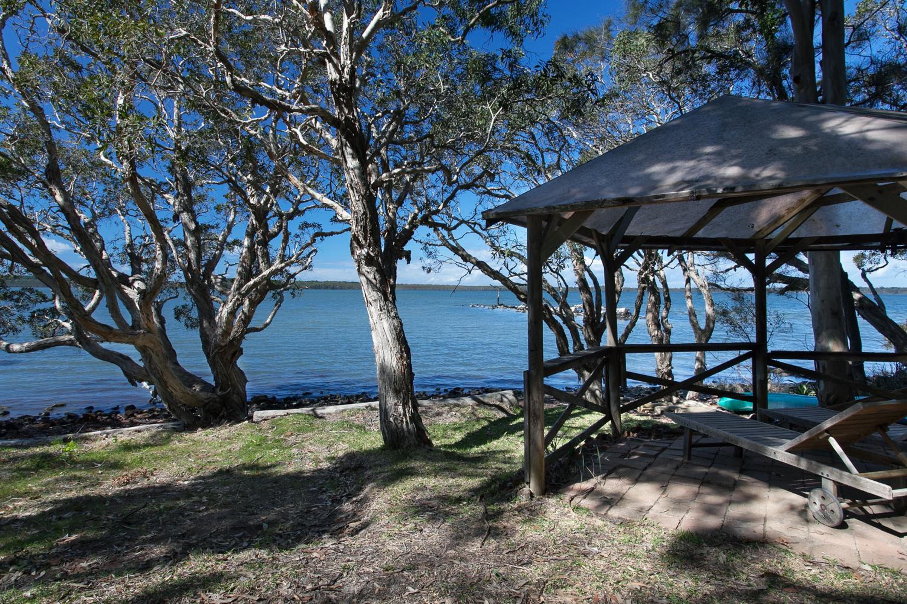 Deluxe Two-Bedroom House with Lake View photo 3