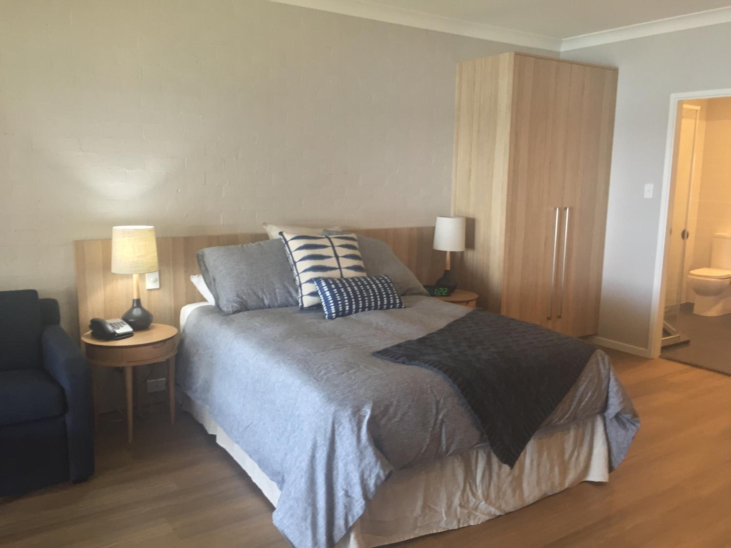  Premium Queen Waterfront Motel Room photo 3