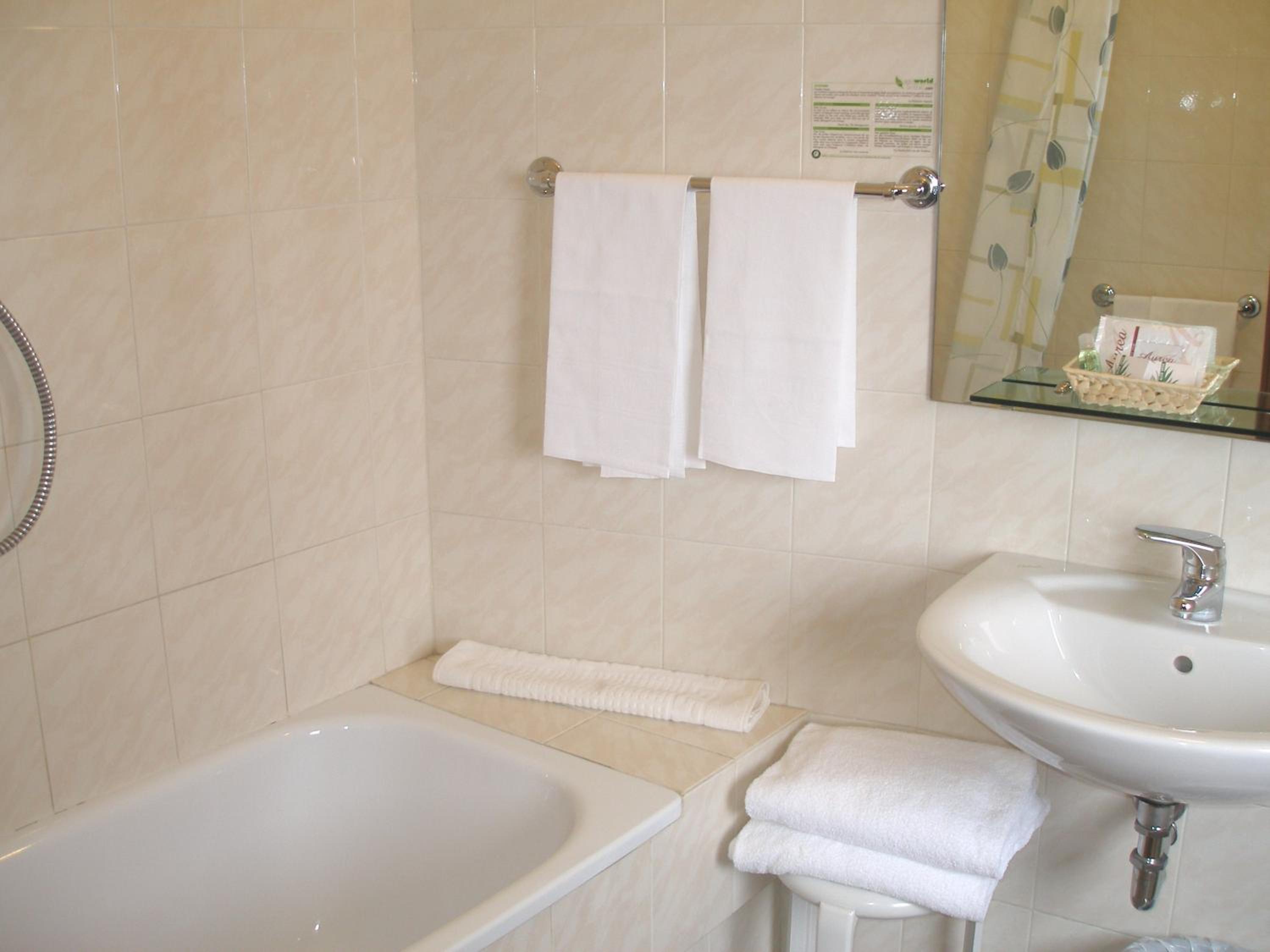 Economy Double Or Twin Room - Photo 6