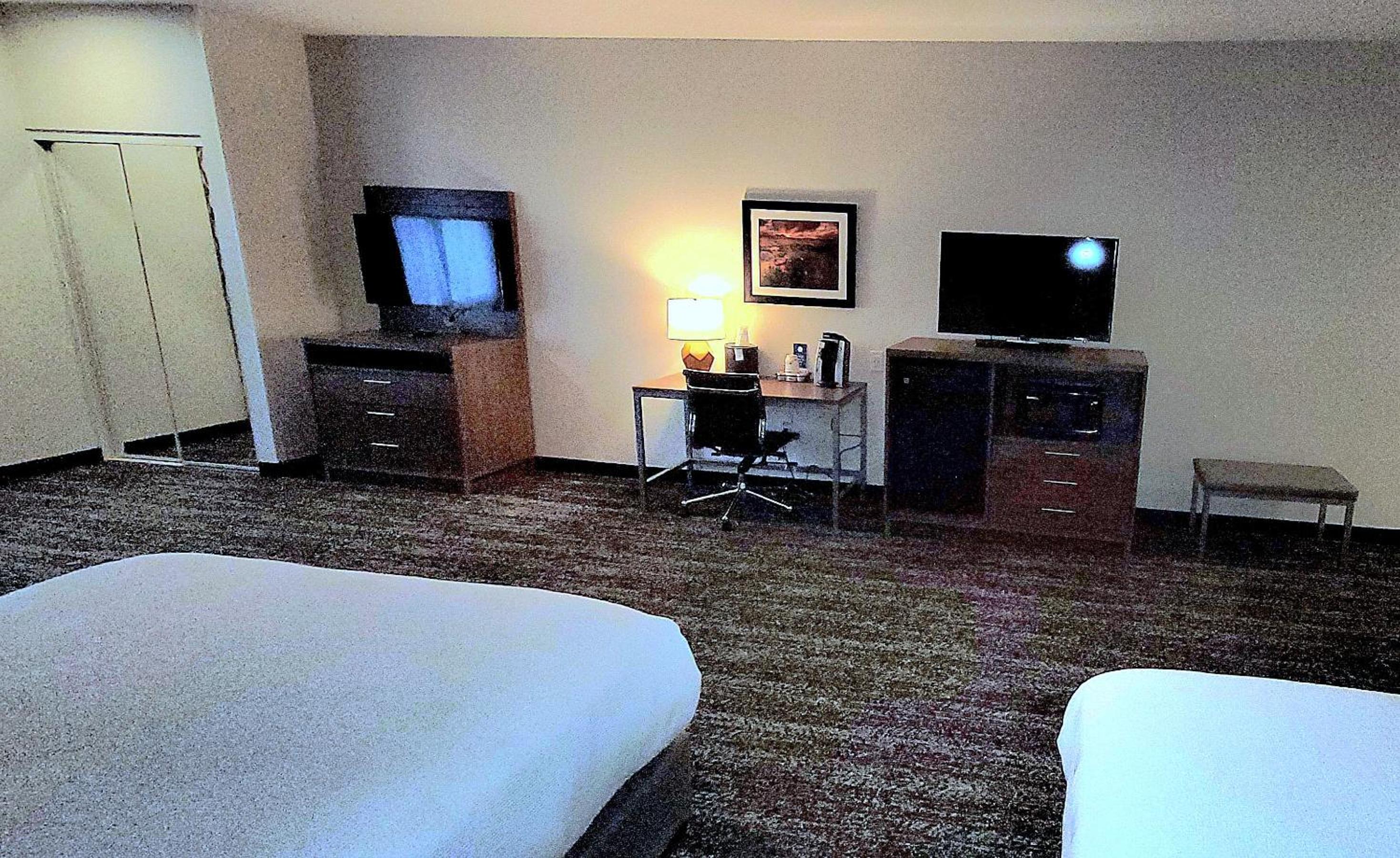 Queen Suite with Two Queen Beds and Sofa Bed - Disability Access/Non-Smoking - Photo 2