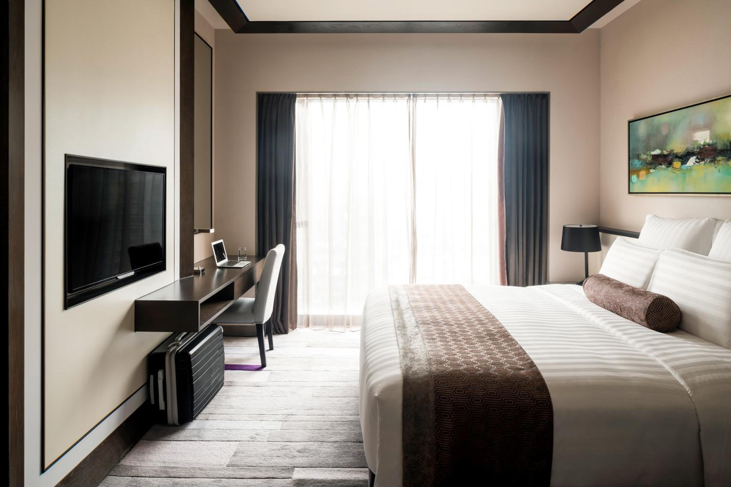 Premium Superior King Room with City View photo 3