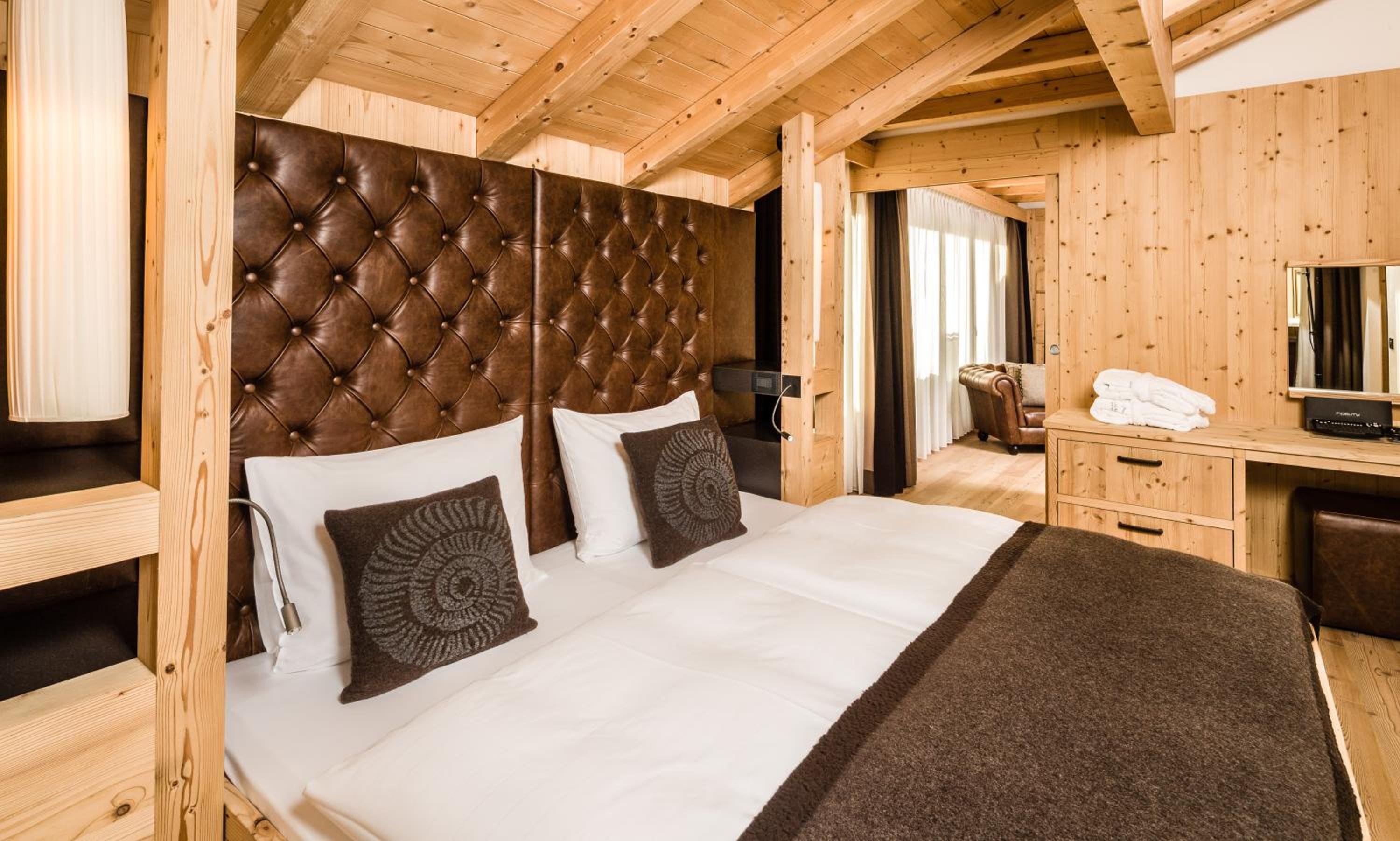 Deluxe Two-Bedroom Suite (4 Adults) - Photo 9