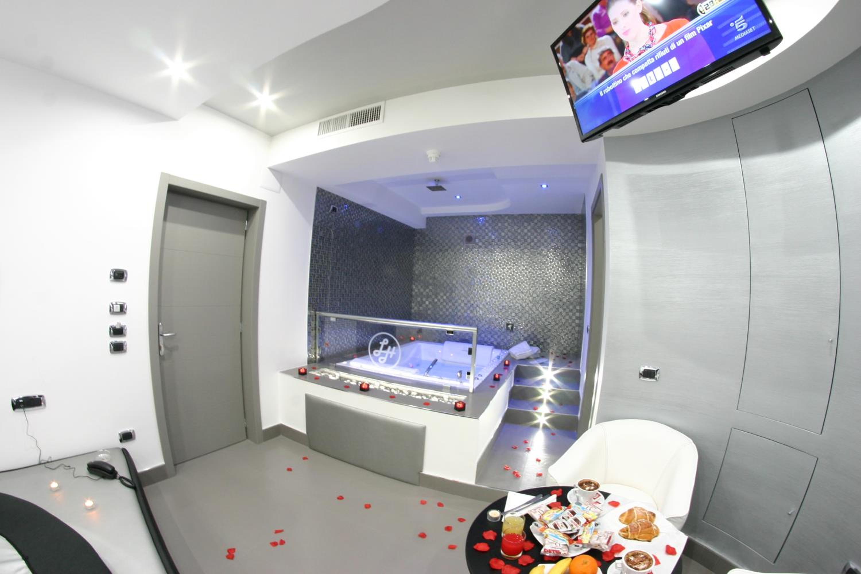 Suite with Spa Bath photo 3