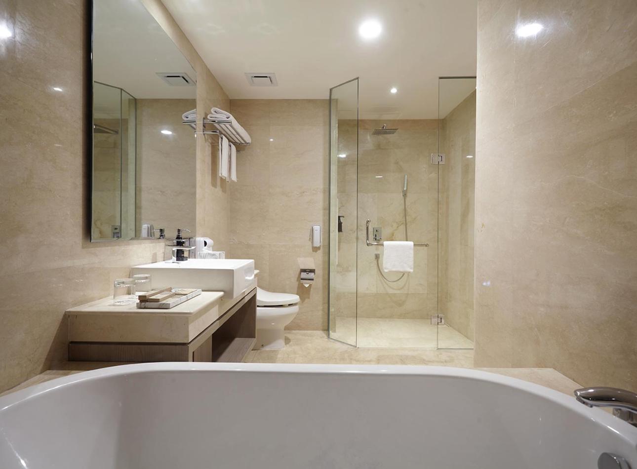 Side Sea View Double or Twin Room with Free One-time 2 Bottles of Beer or Afternoon Tea photo 3