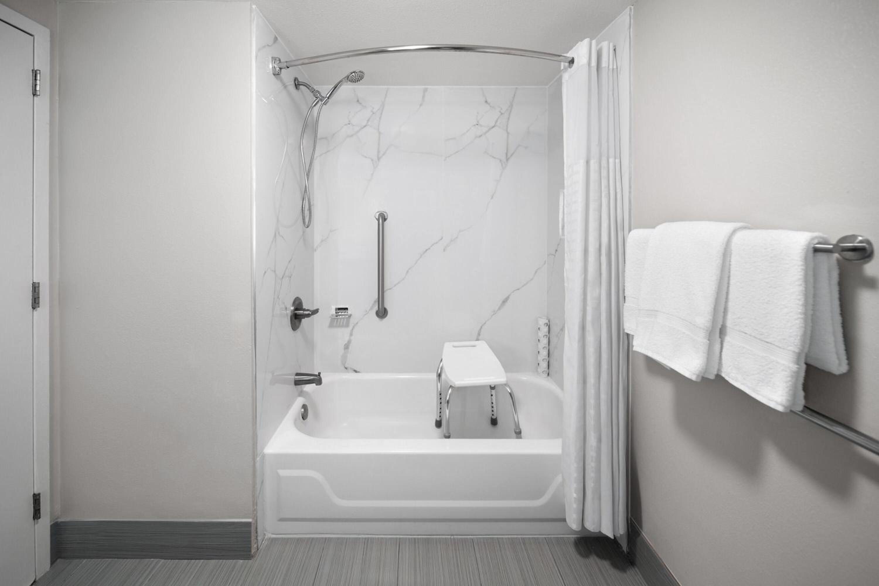 King Room with Bath Tub - Mobility/Hearing Accessible - Non-Smoking - Photo 1