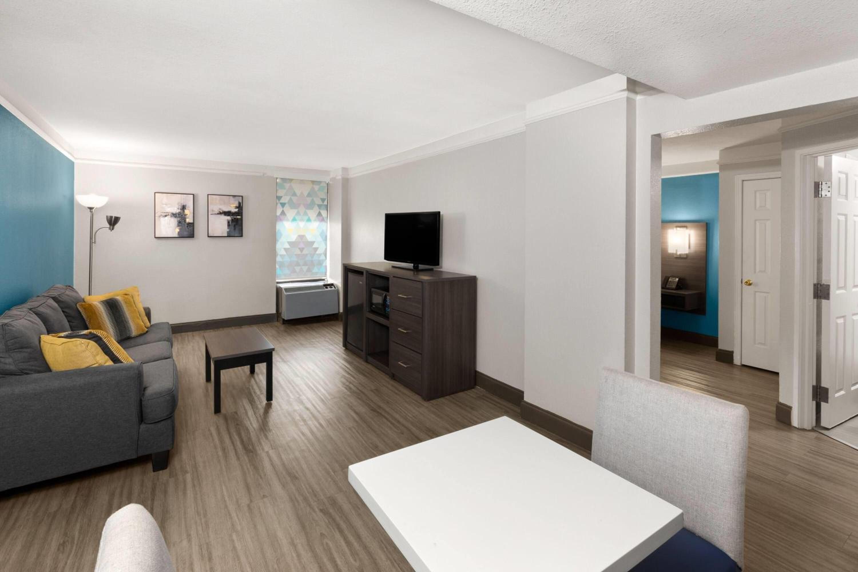 King Suite - Non-Smoking - Photo 1