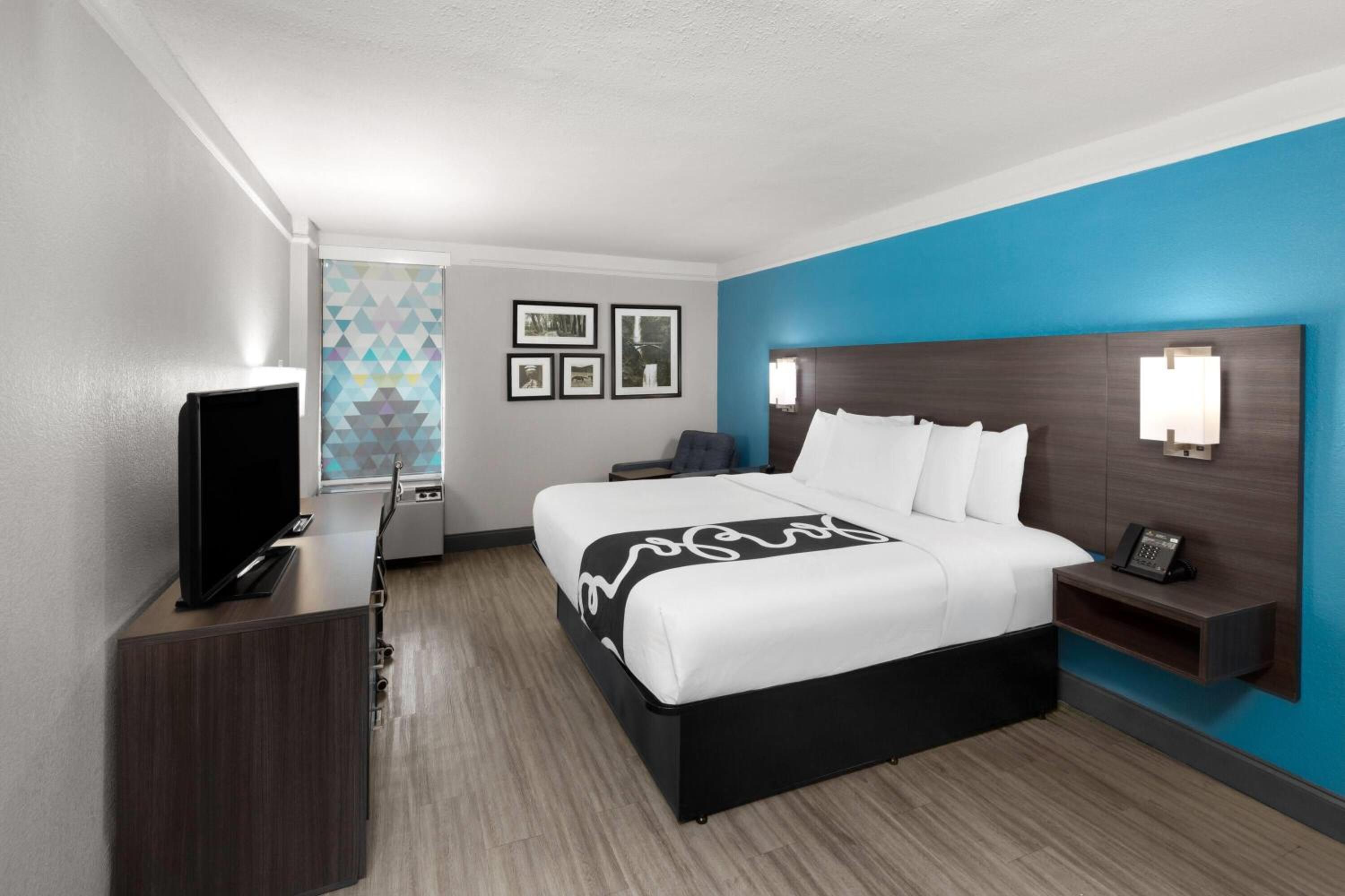 King Suite - Non-Smoking - Photo 2