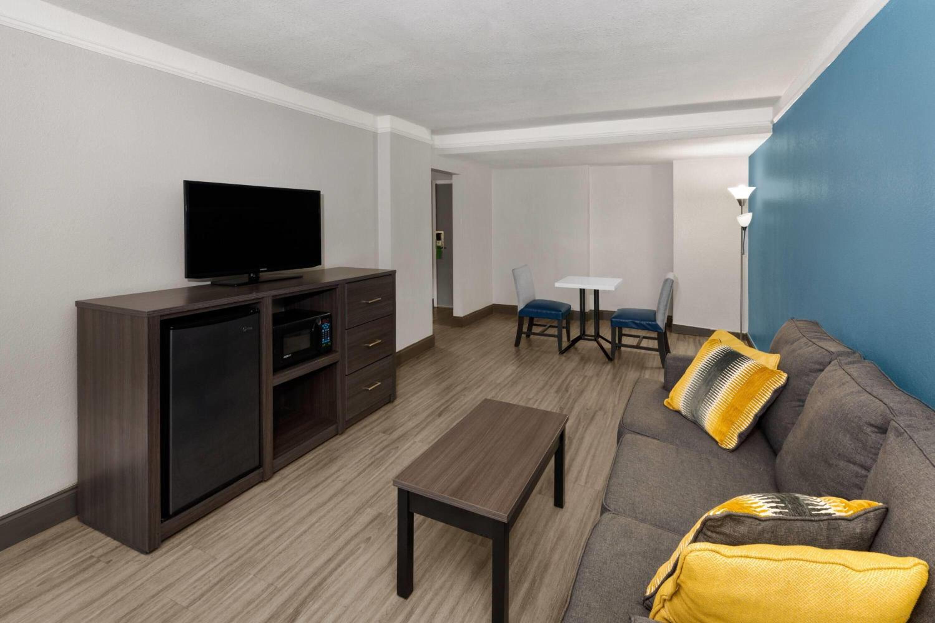 King Suite - Non-Smoking - Photo 3