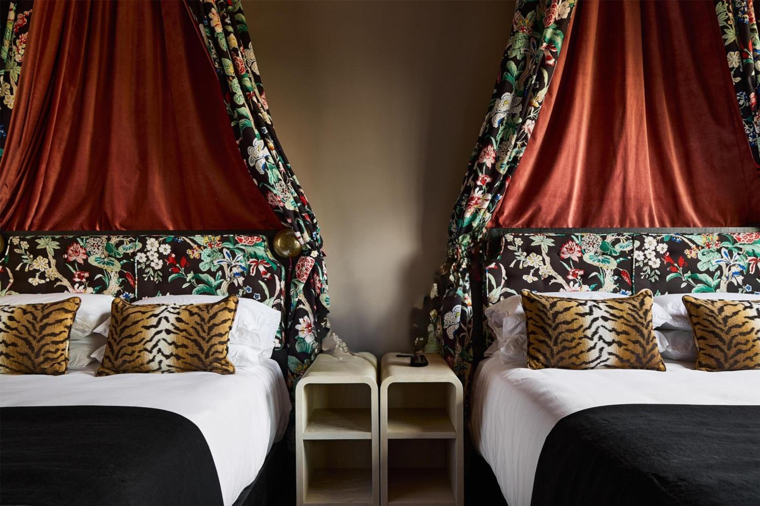 Queen Room with Two Queen Beds photo 2
