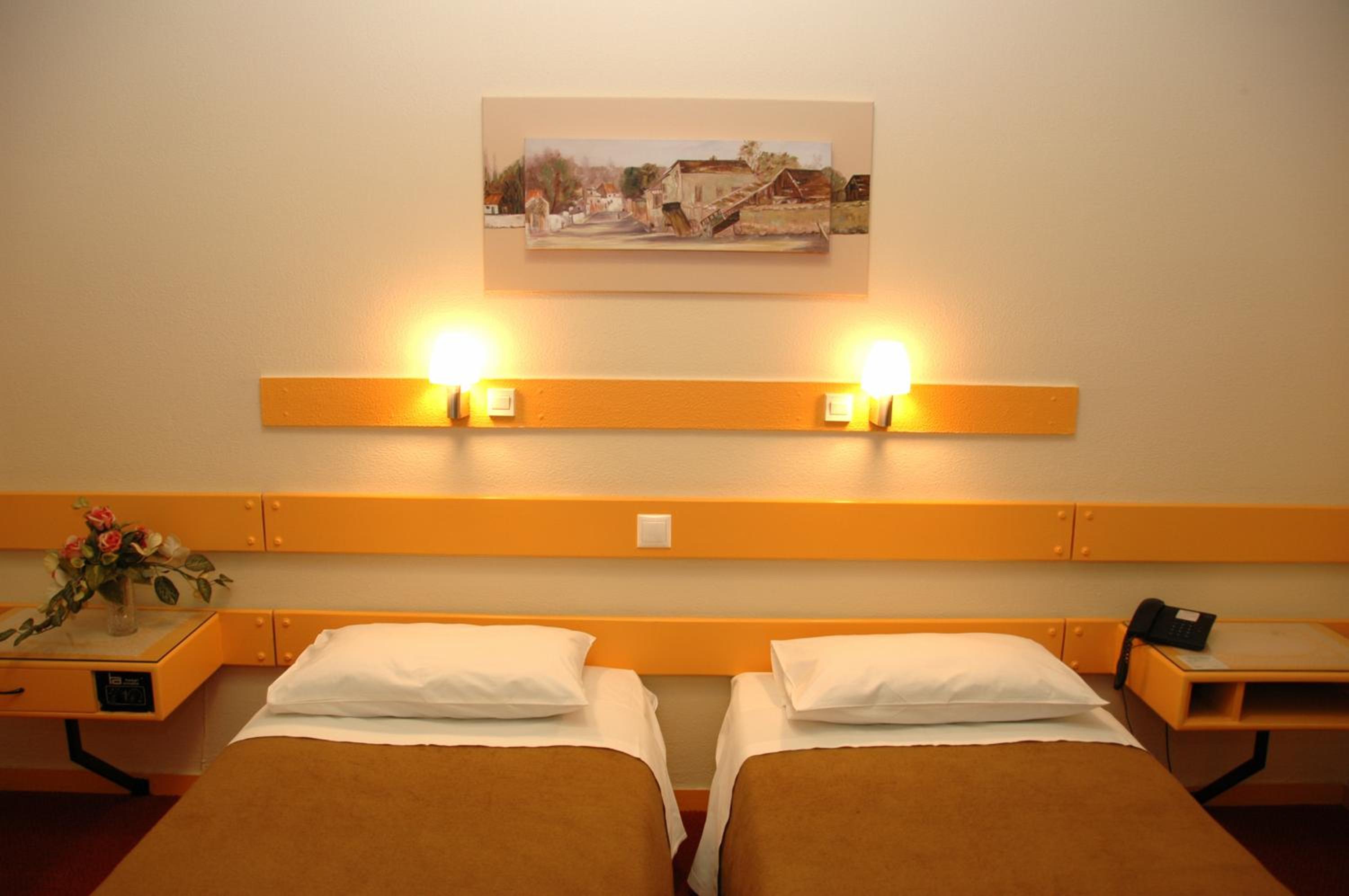 Twin Room - Photo 2