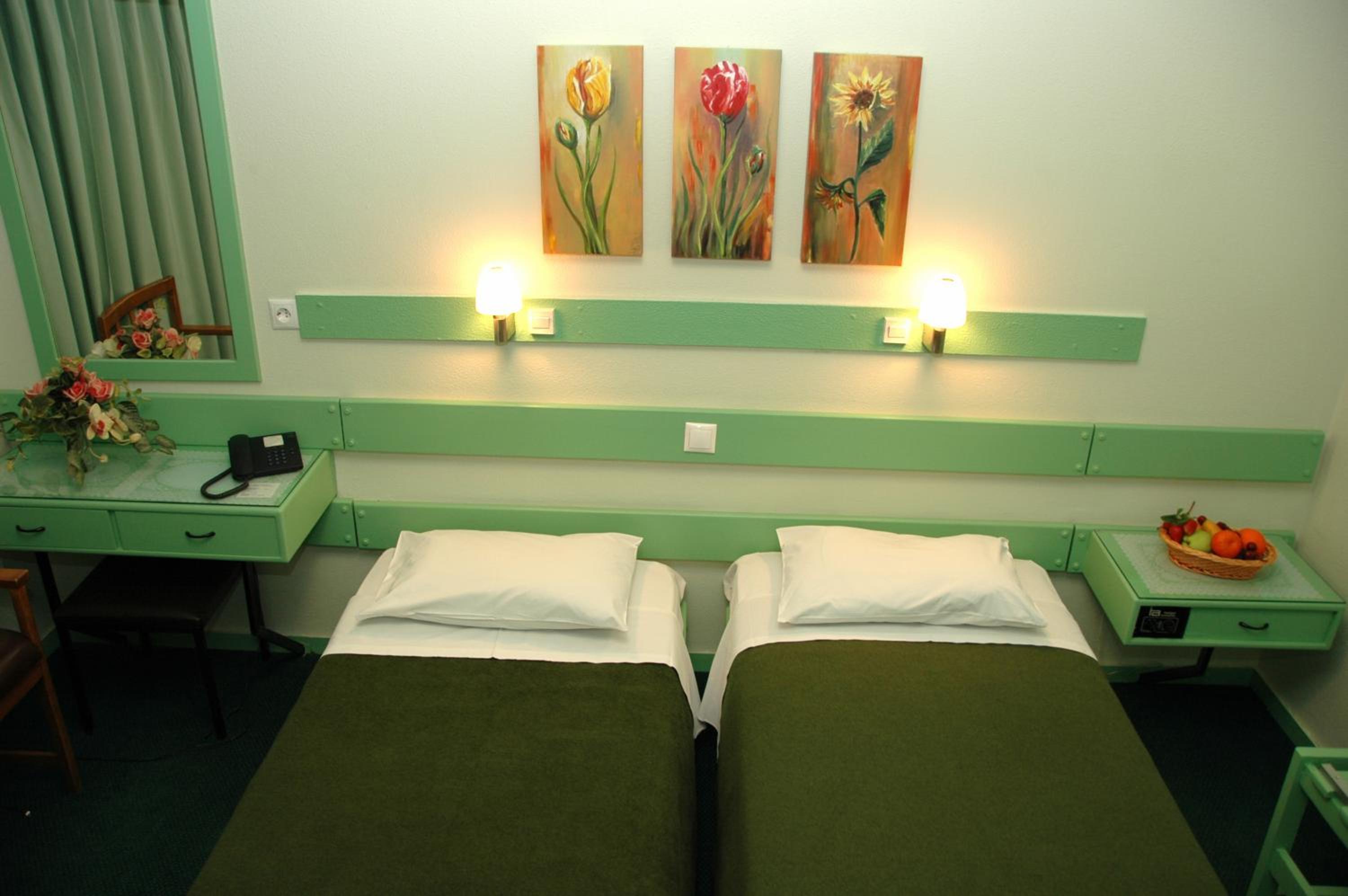 Twin Room - Photo 3