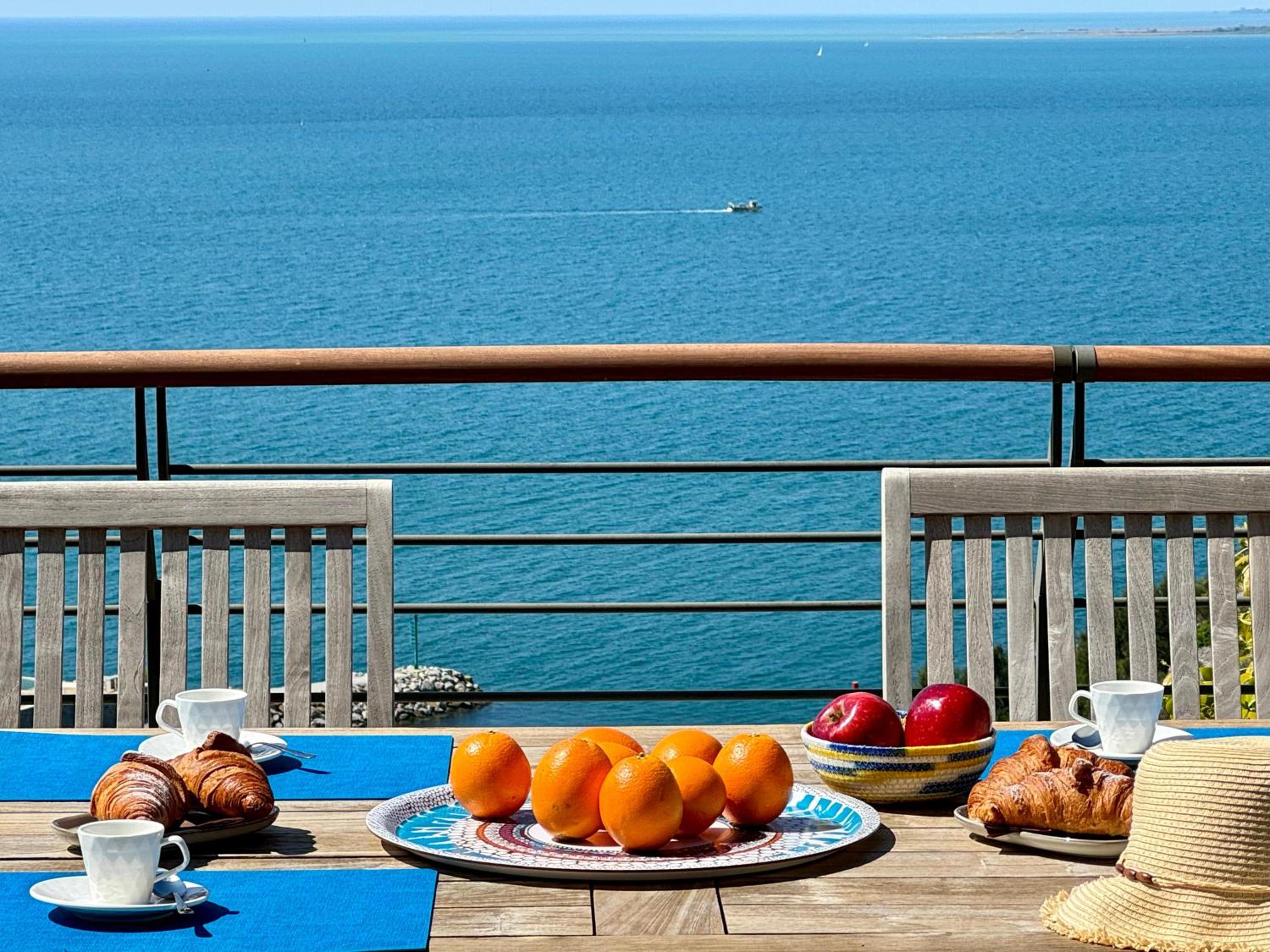 Two-Bedroom Deluxe Apartment with Ocean View photo 1