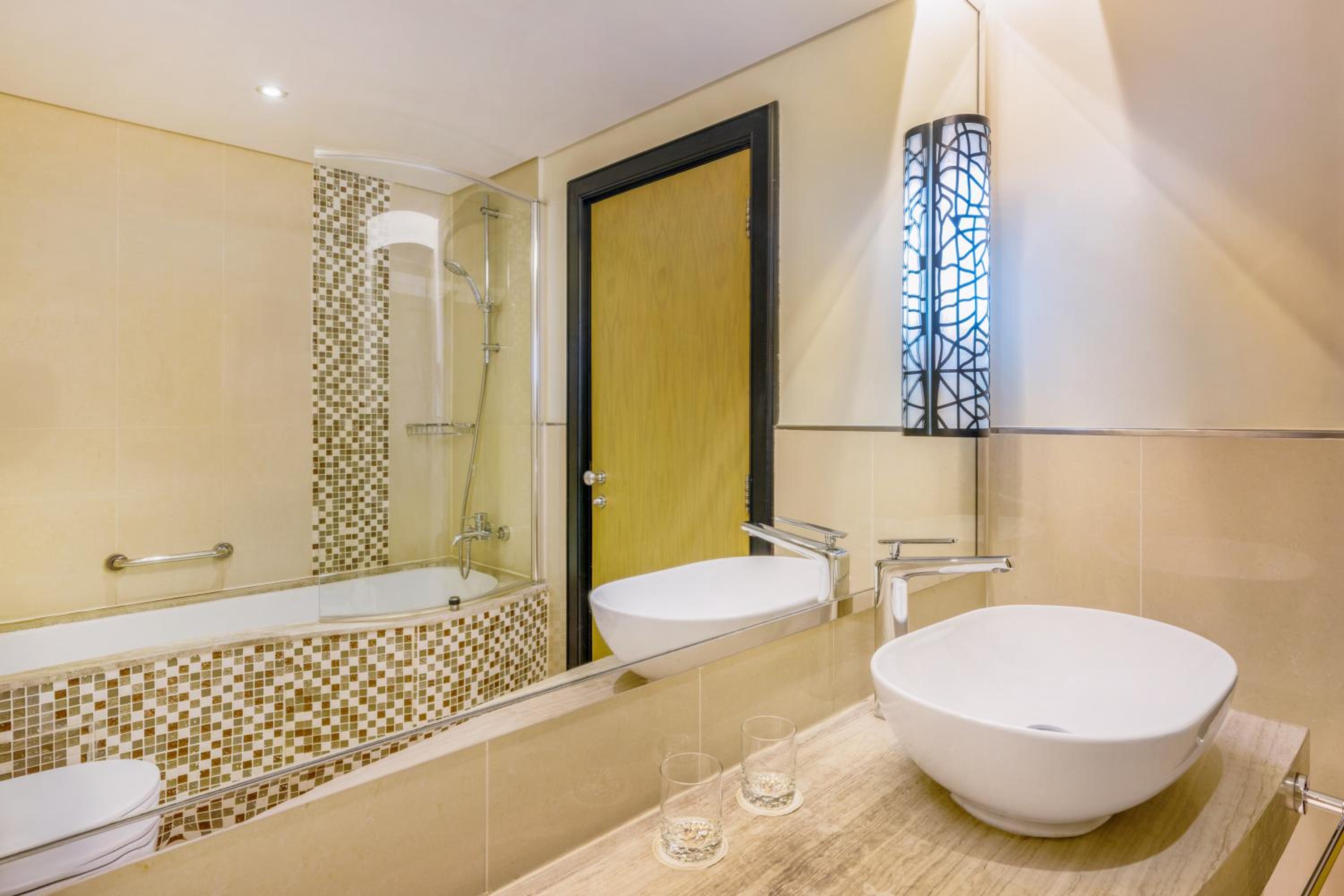 Luxury Twin Room with City View - Photo 2
