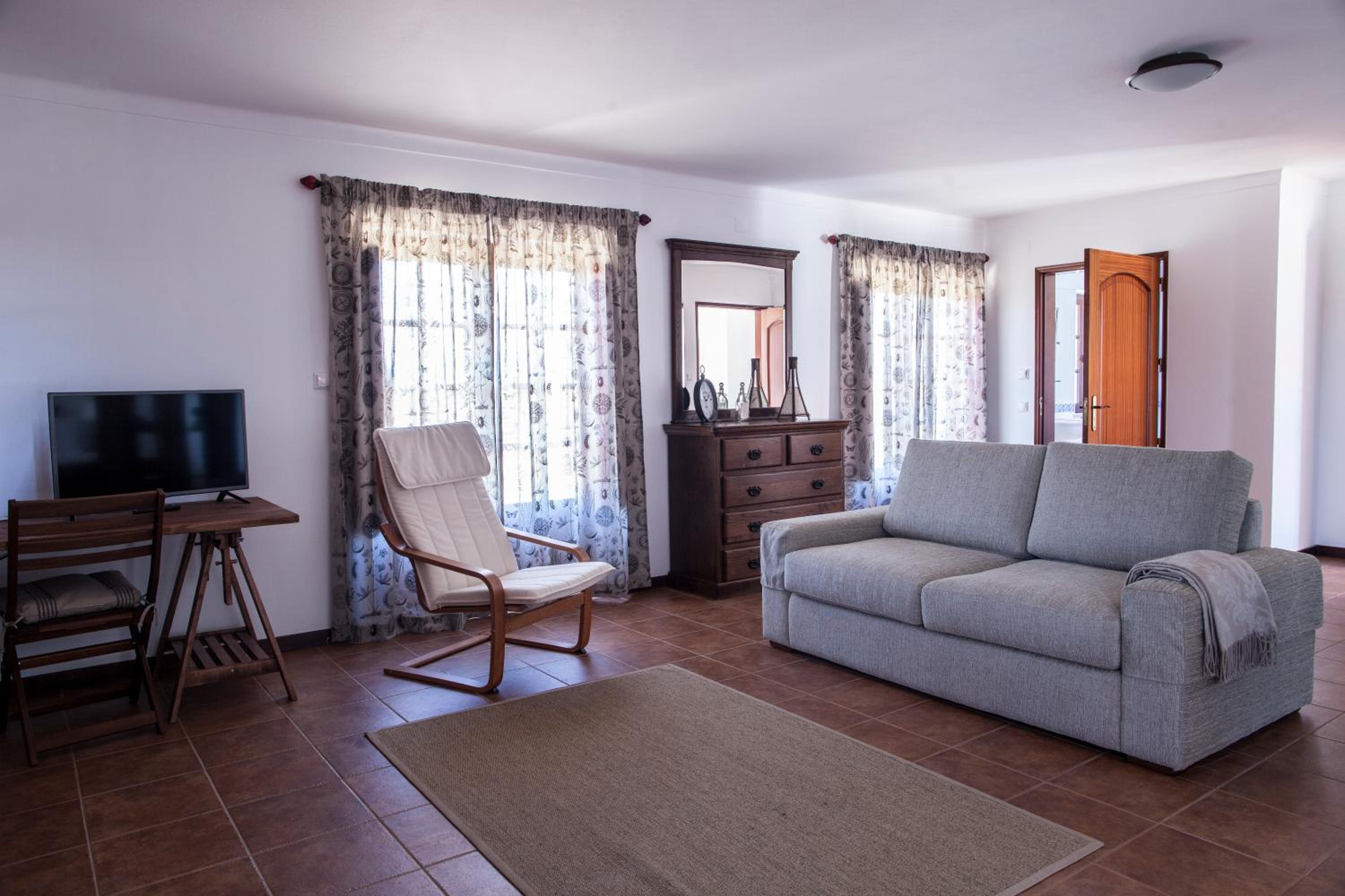 Junior Suite with Pool View - Photo 4