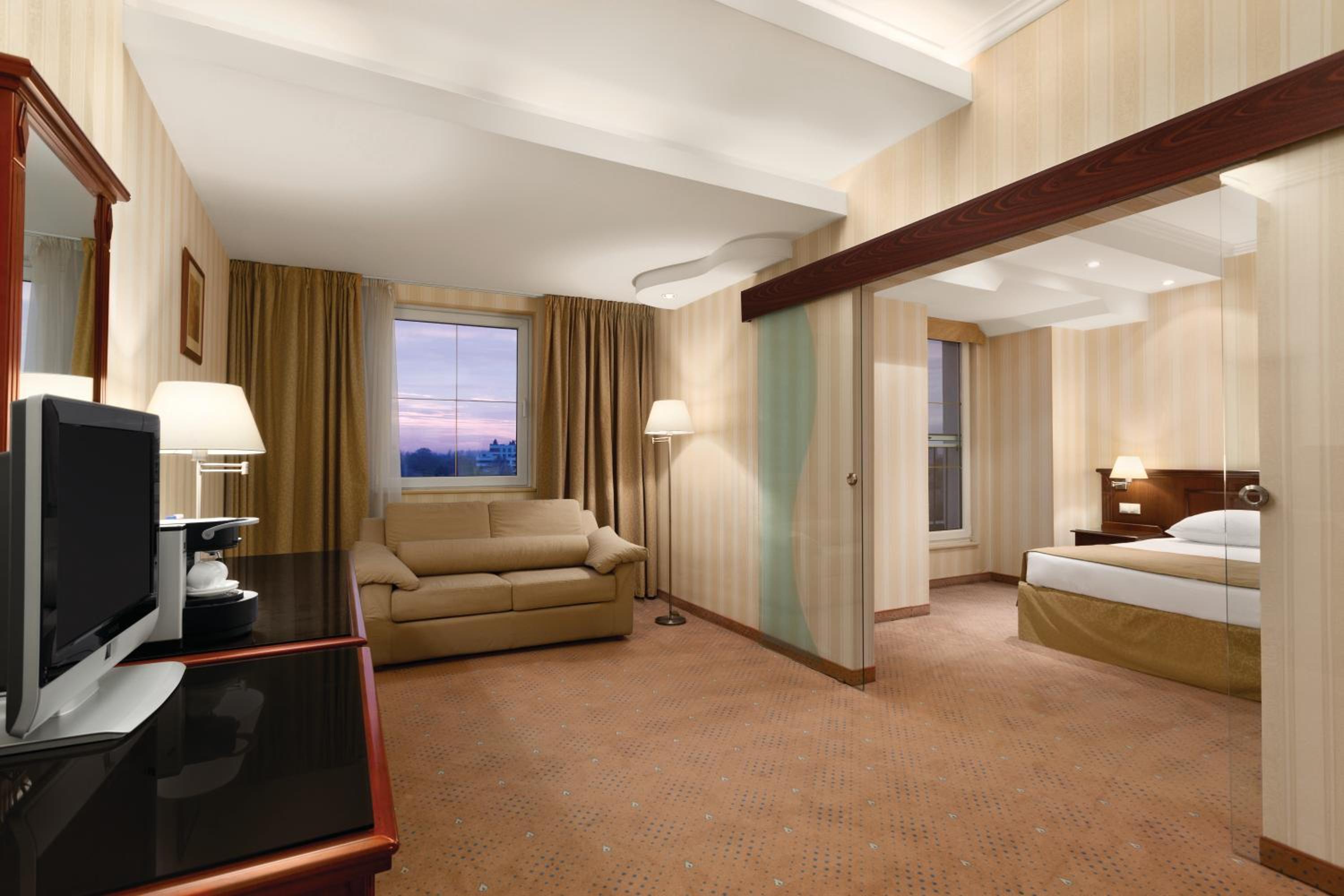 1 King Bed Non Smoking Suite