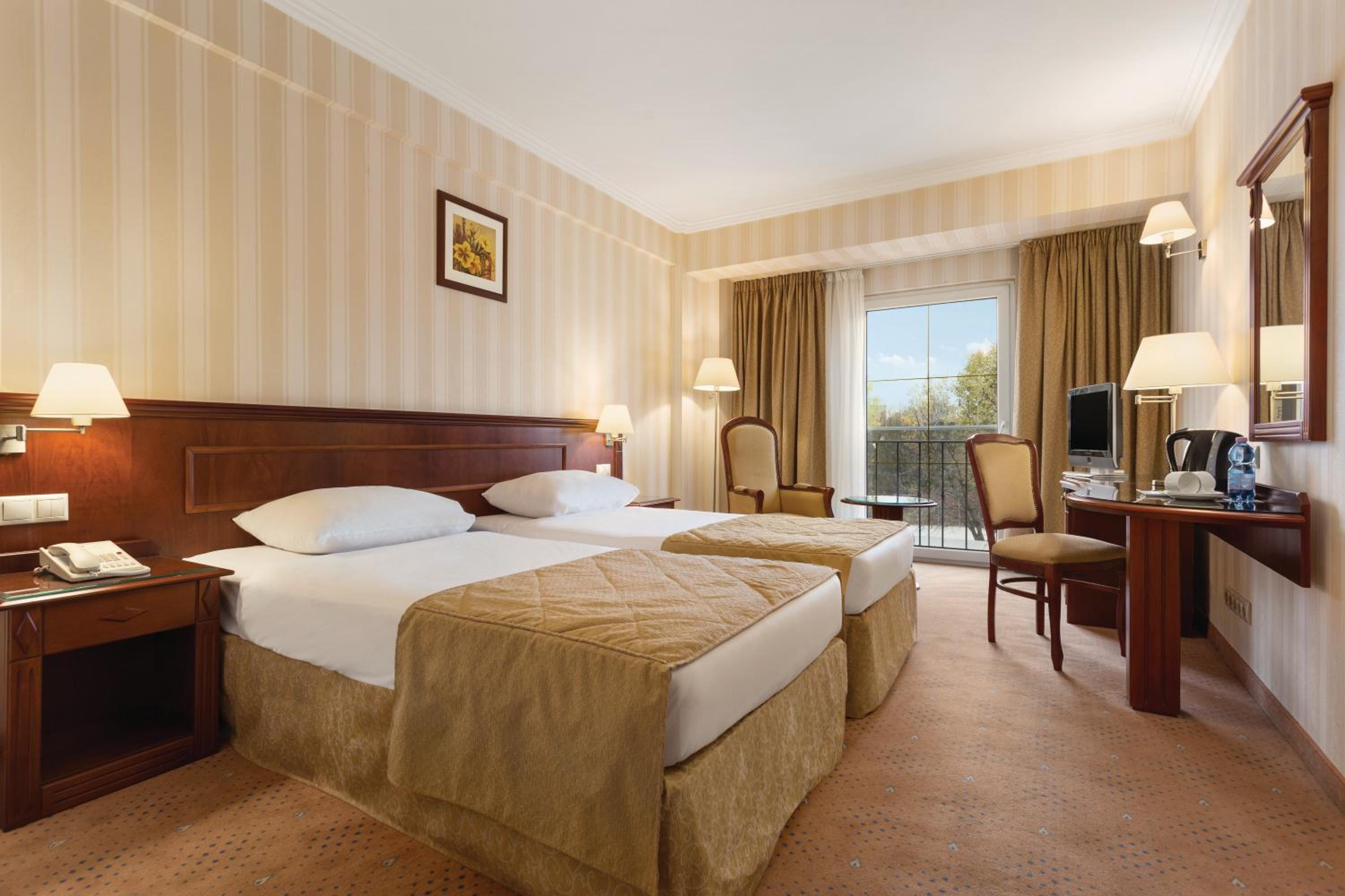 Deluxe Room with Two Twin Beds - Non-Smoking