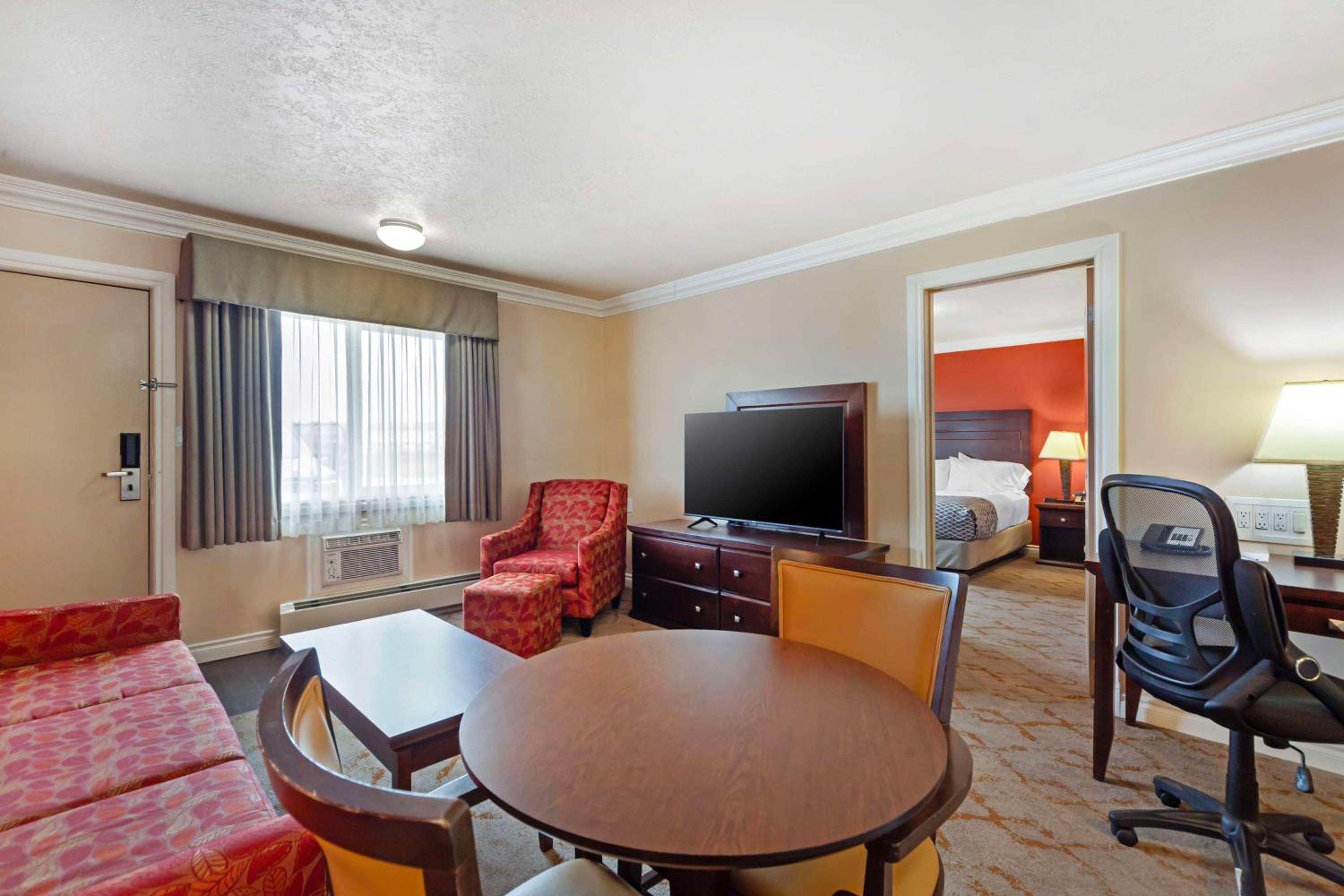 Queen Apartment with Sofa Bed and Full Kitchen - Pet Friendly/Non-Smoking - Photo 2