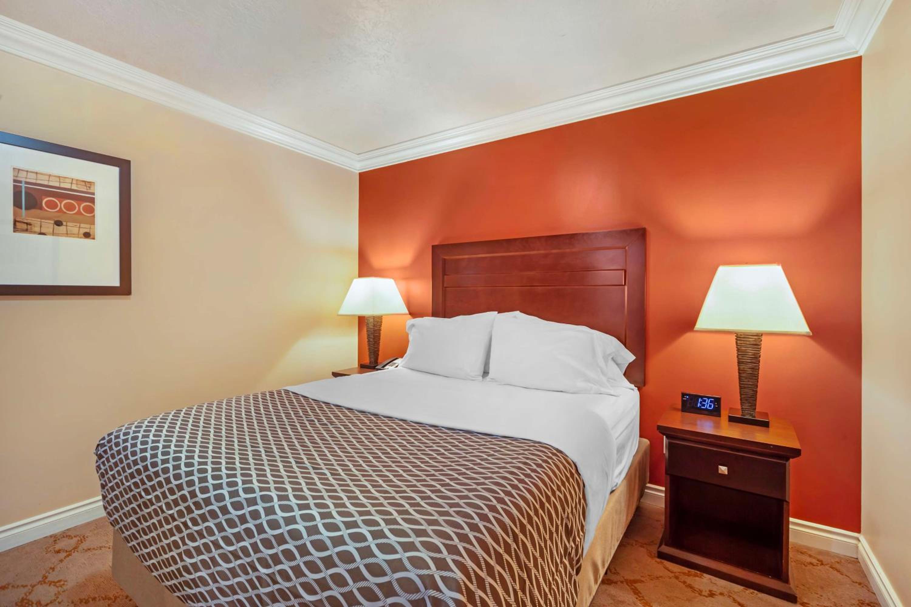 Two-Bedroom Queen Apartment with Sofa Bed and Full Kitchen - Pet Friendly/Non-Smoking - Photo 1