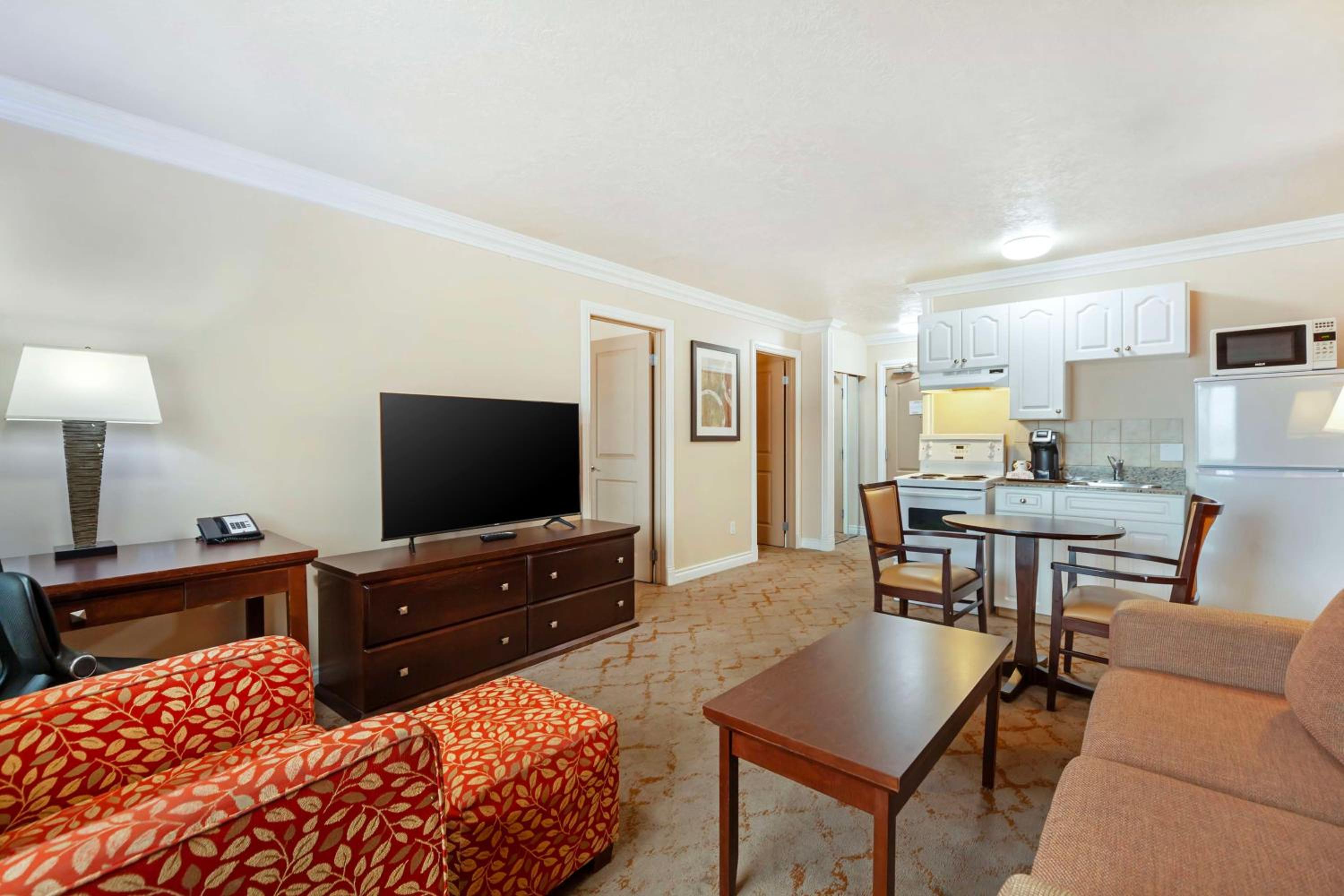 Two-Bedroom Queen Apartment with Sofa Bed and Full Kitchen - Pet Friendly/Non-Smoking - Photo 2