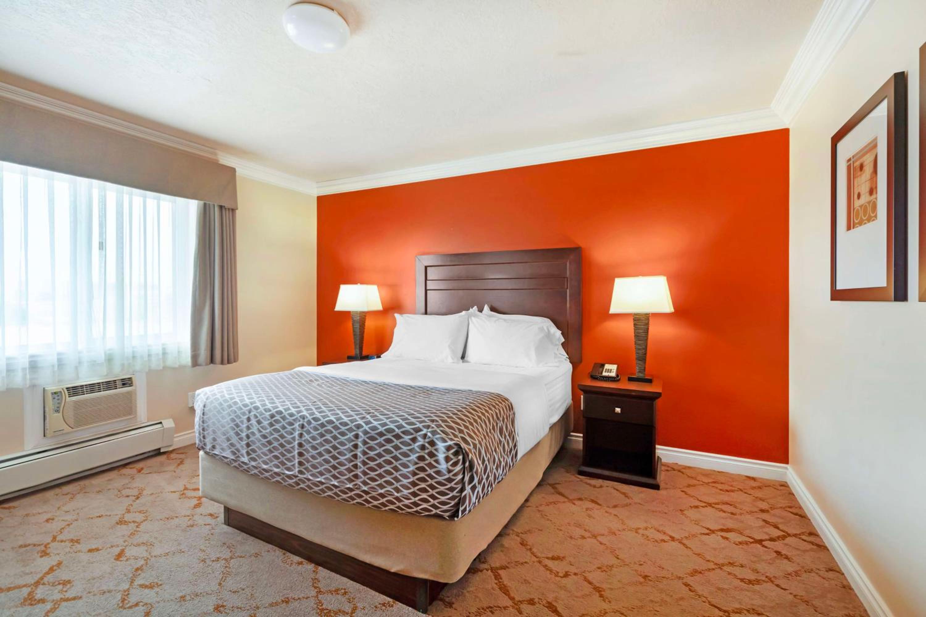 Two-Bedroom Queen Apartment with Sofa Bed and Full Kitchen - Pet Friendly/Non-Smoking - Photo 3