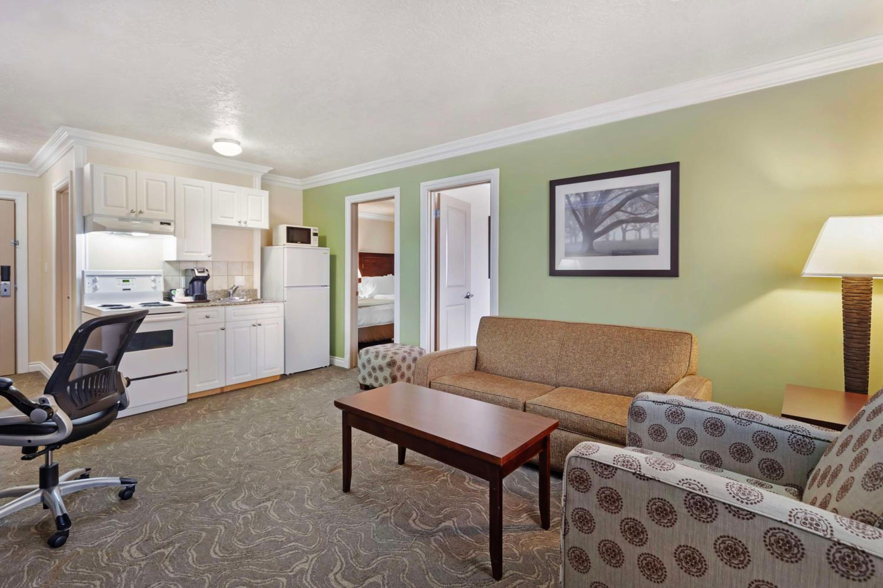 Two-Bedroom Queen Apartment with Sofa Bed and Full Kitchen - Pet Friendly/Non-Smoking - Photo 4