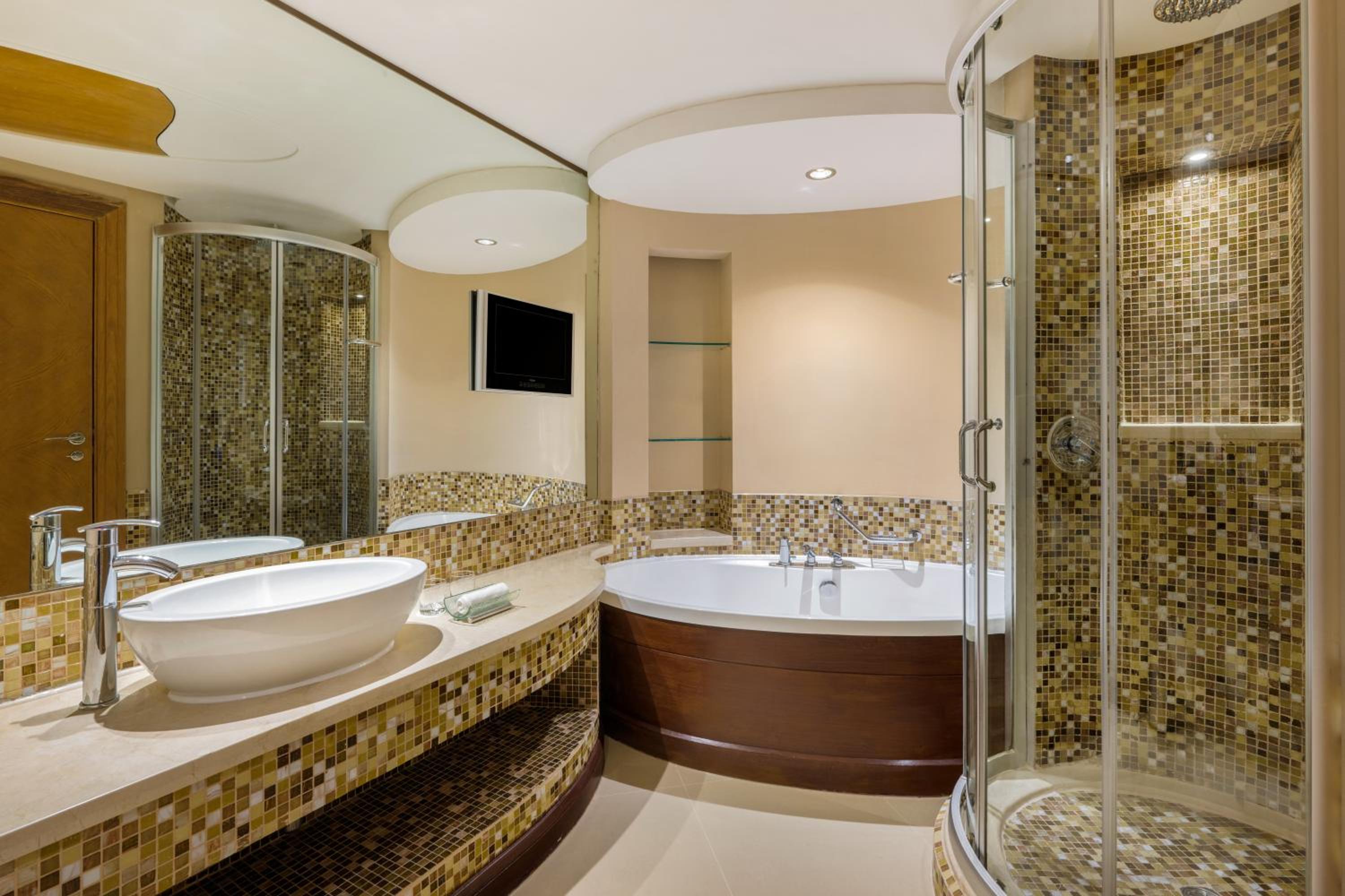 Deluxe King Room - Guaranteed 3pm Late Check Out (applicable only on weekdays and not applicable from May 27th-31st) and 20% Discount on F&B - Photo 2