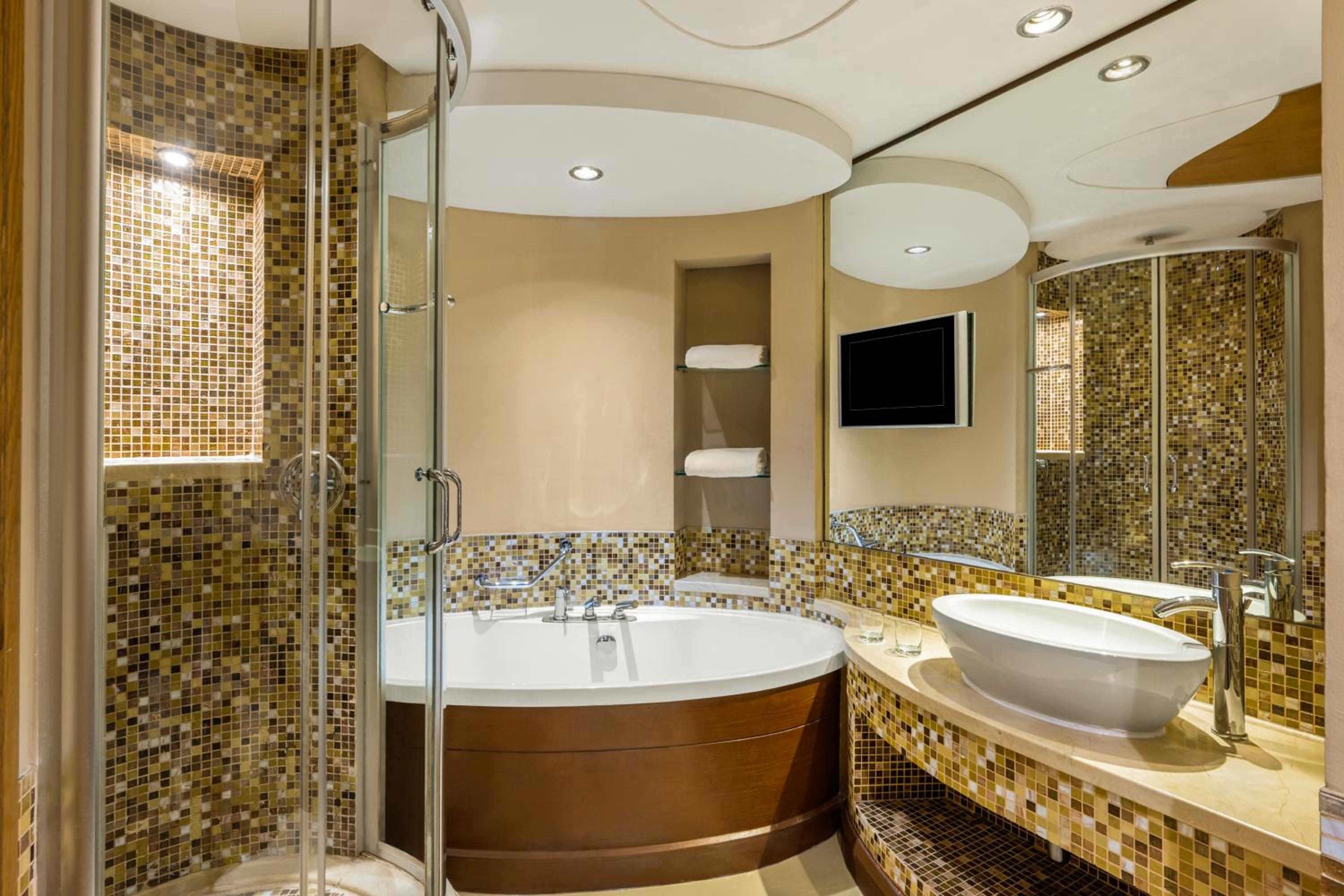 Luxury King Room with City View - Photo 3