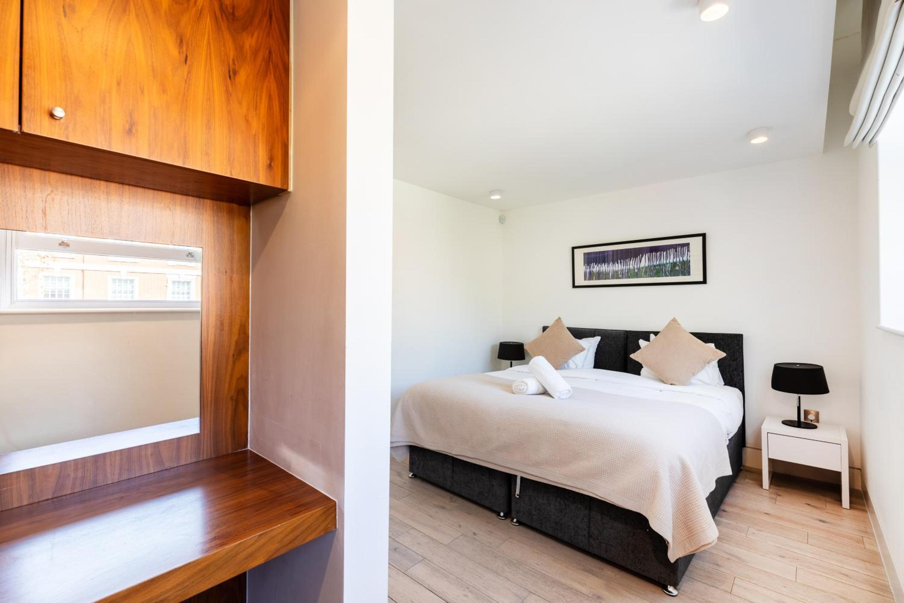 Deluxe Two-Bedroom Apartment with Garden View photo 3
