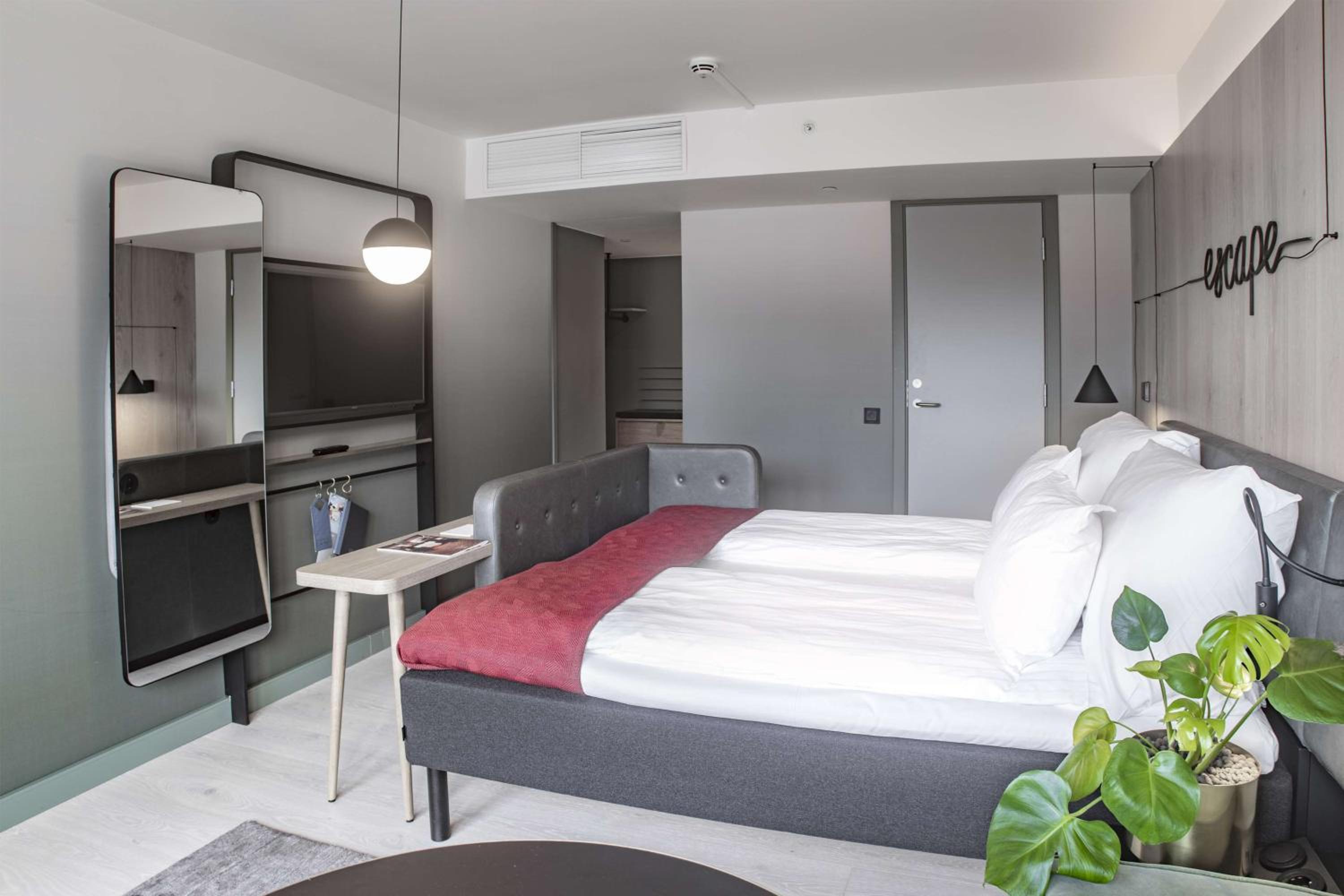 Large Double Room with View - Photo 1