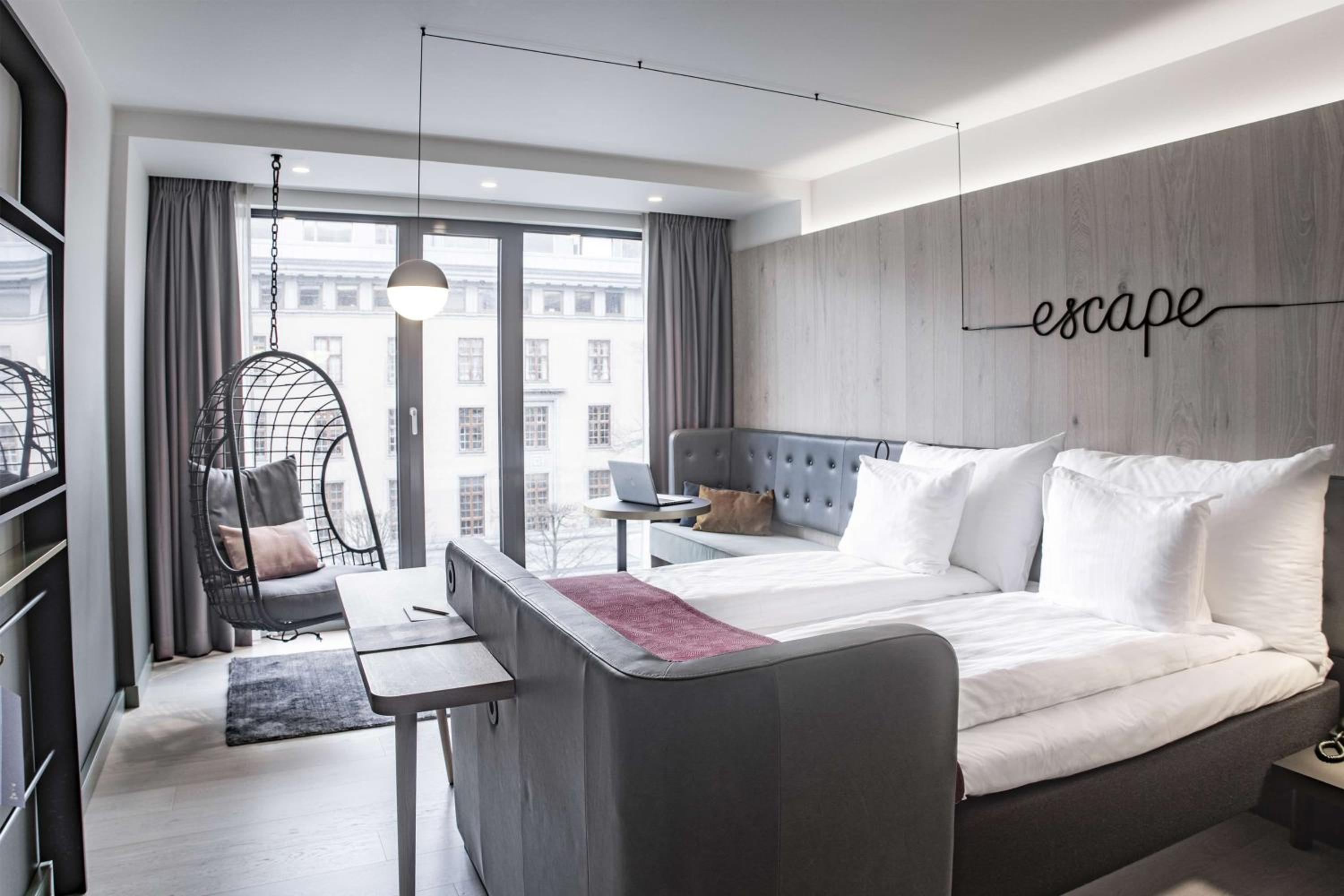 Large Double Room with View - Photo 3