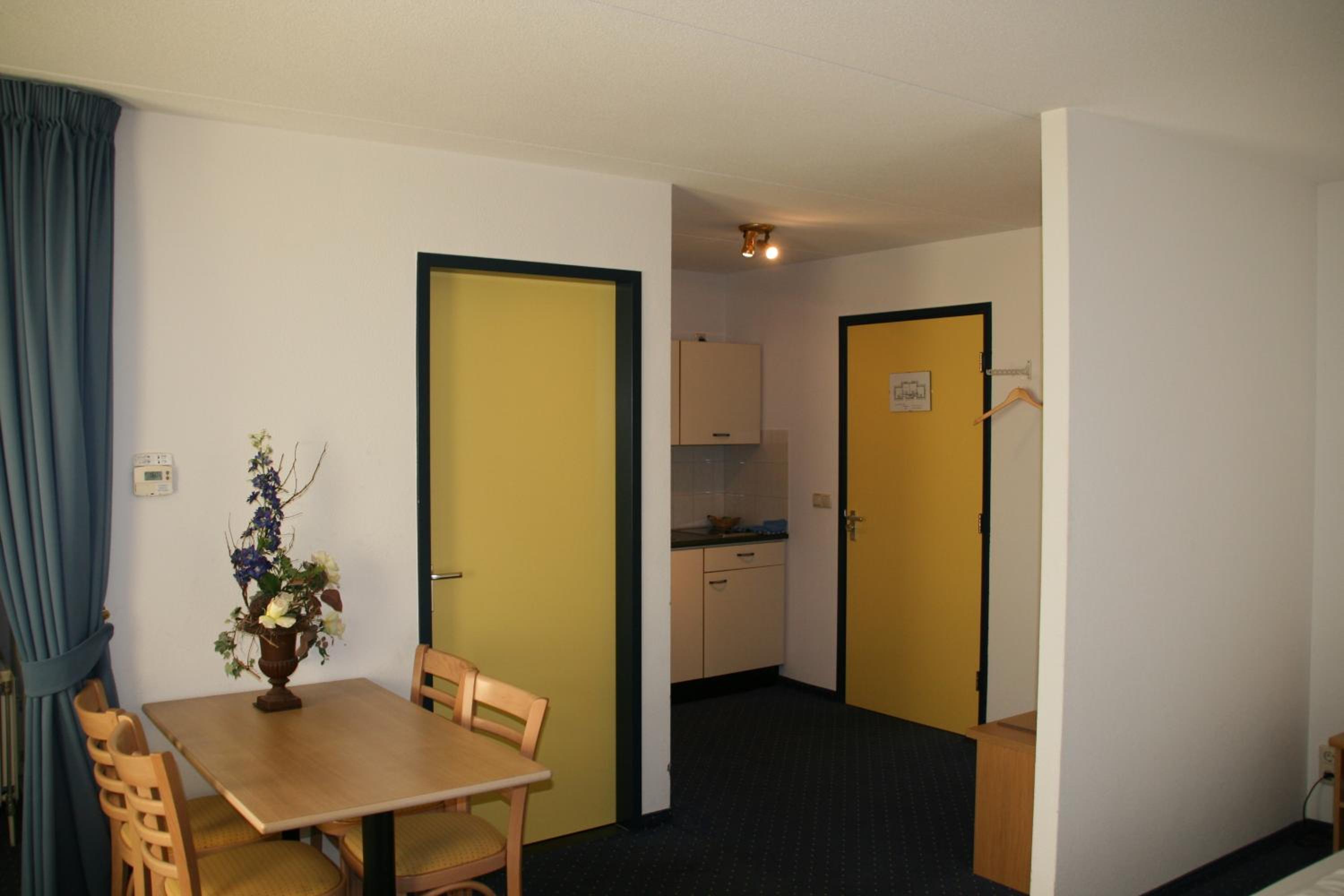 Family Room (2 Adults + 2 Children)