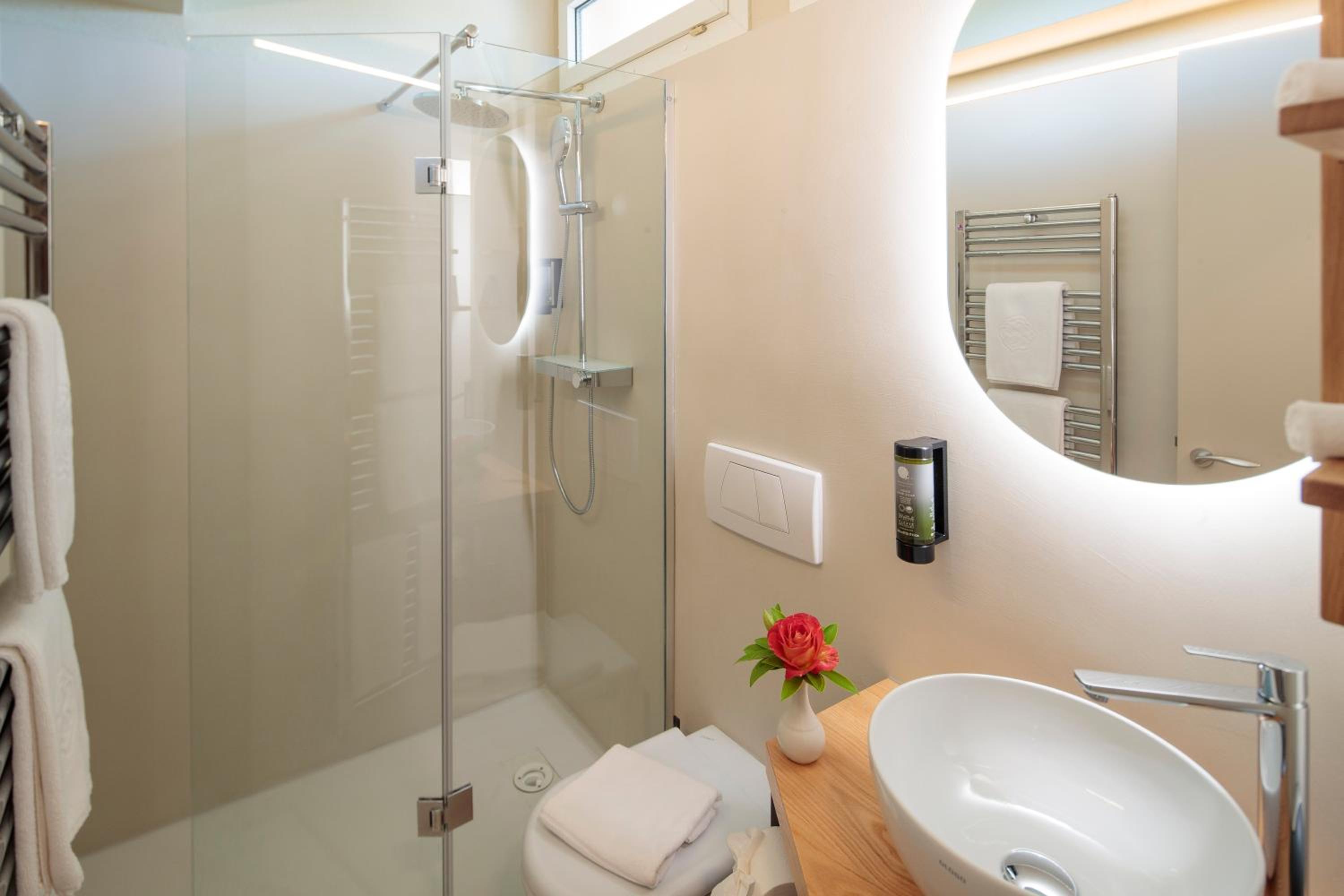 Bellavista Deluxe Double Room with Balcony - Photo 8