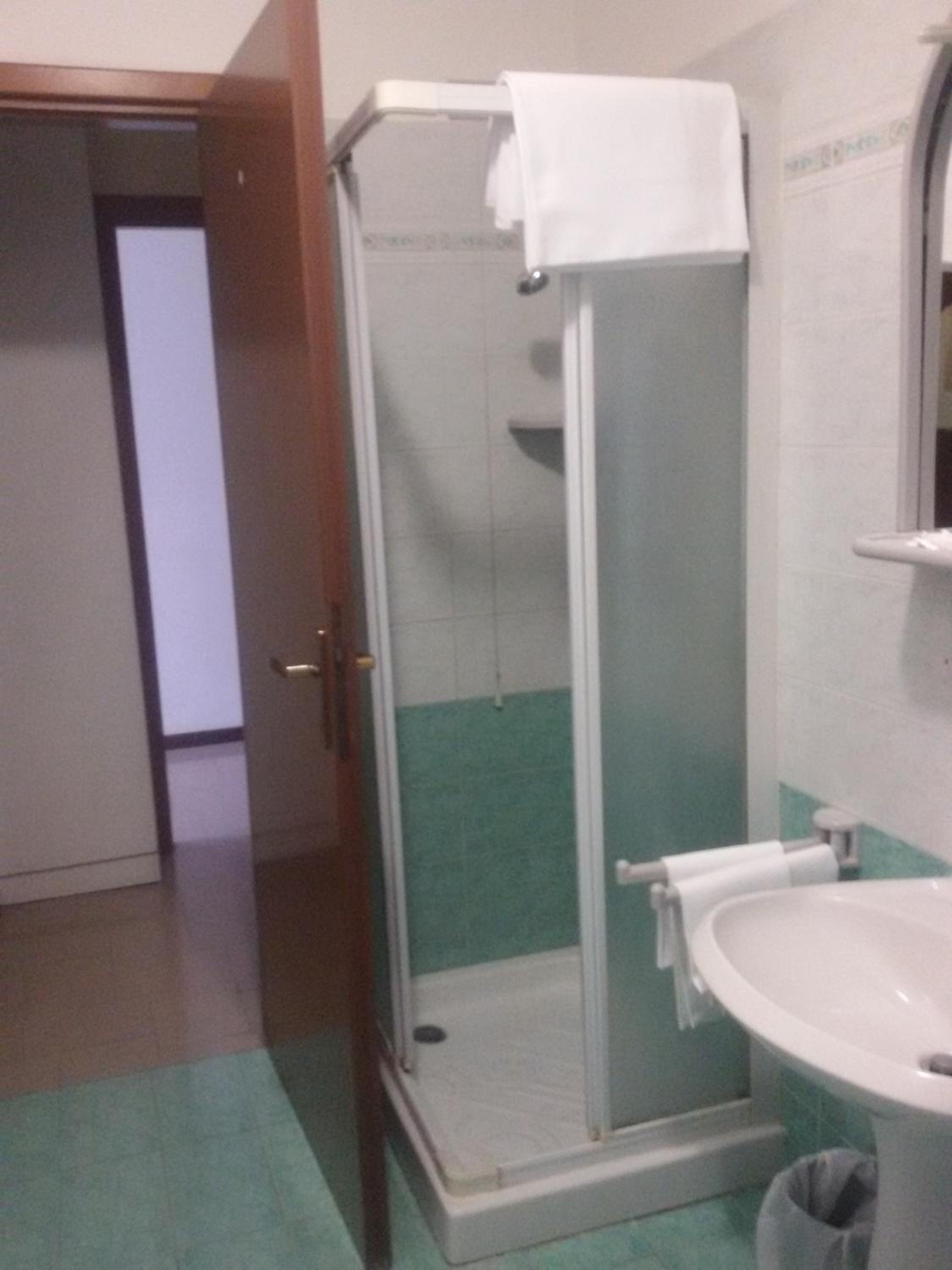 Twin Room - Photo 3