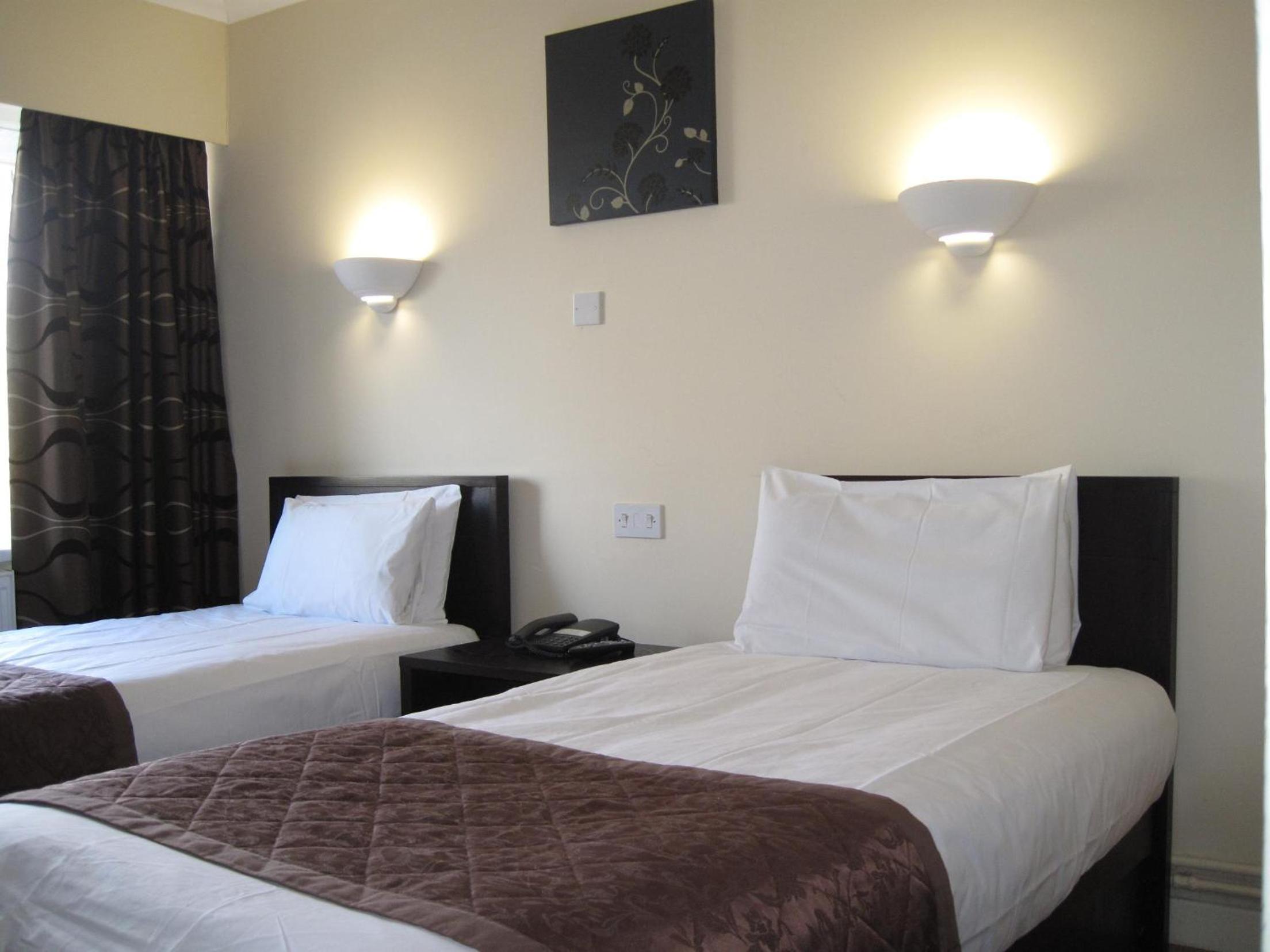 Twin Room - Non-Smoking photo 2