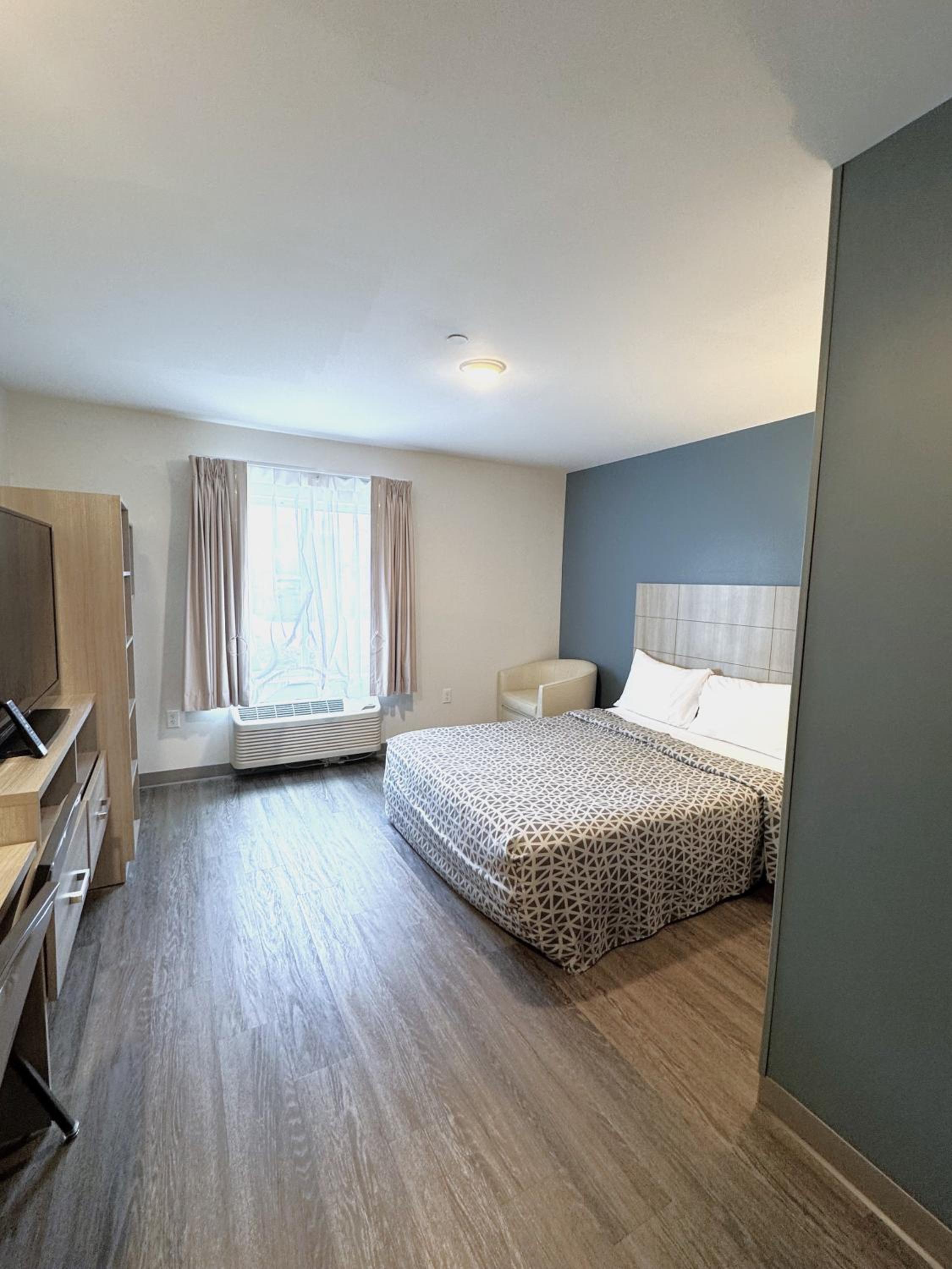 QUEEN SUITE WITH SOFA - ADA ACCESSIBLE  photo 2