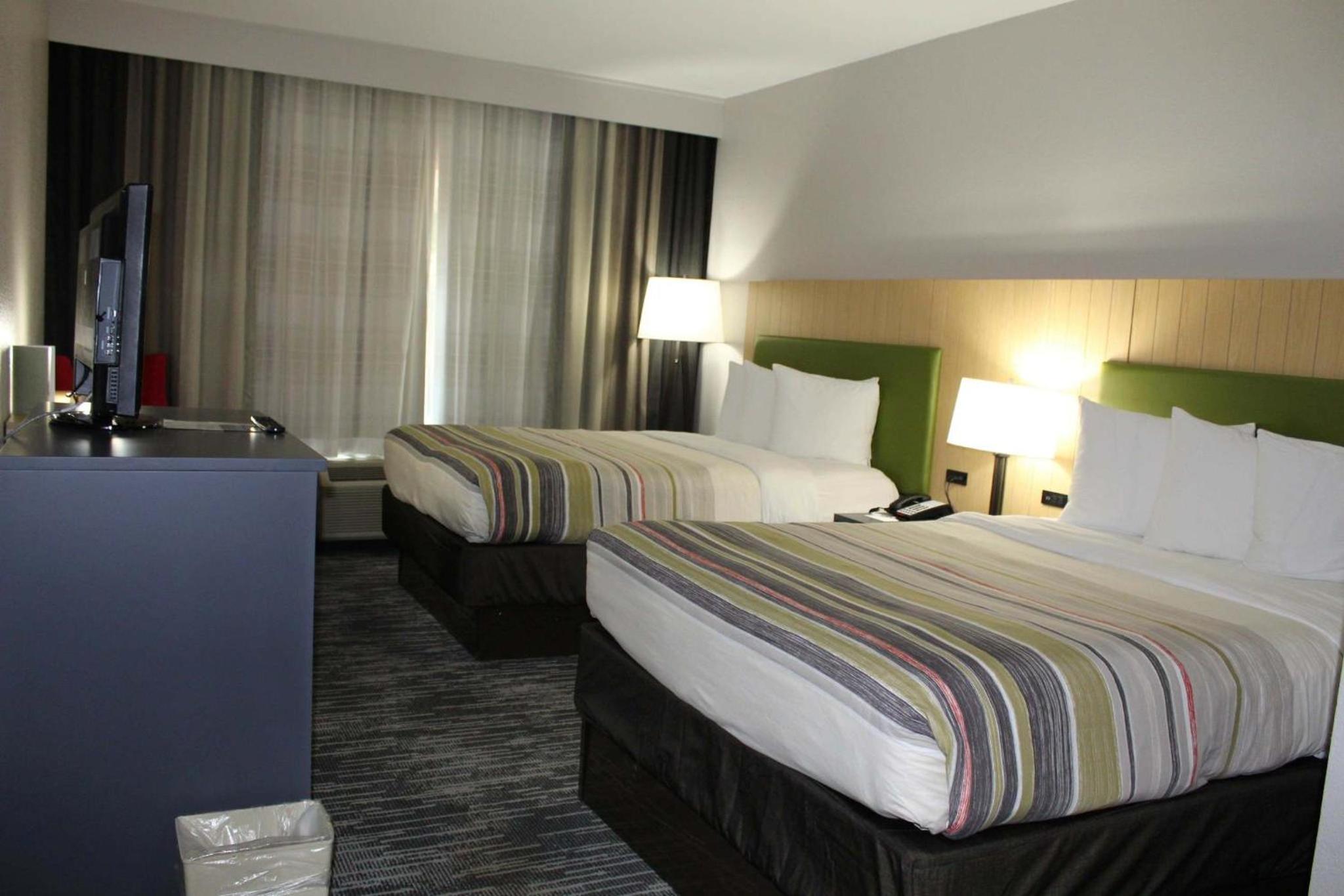Queen Suite with Two Queen Beds and Sofa Bed - Non Smoking - Photo 1