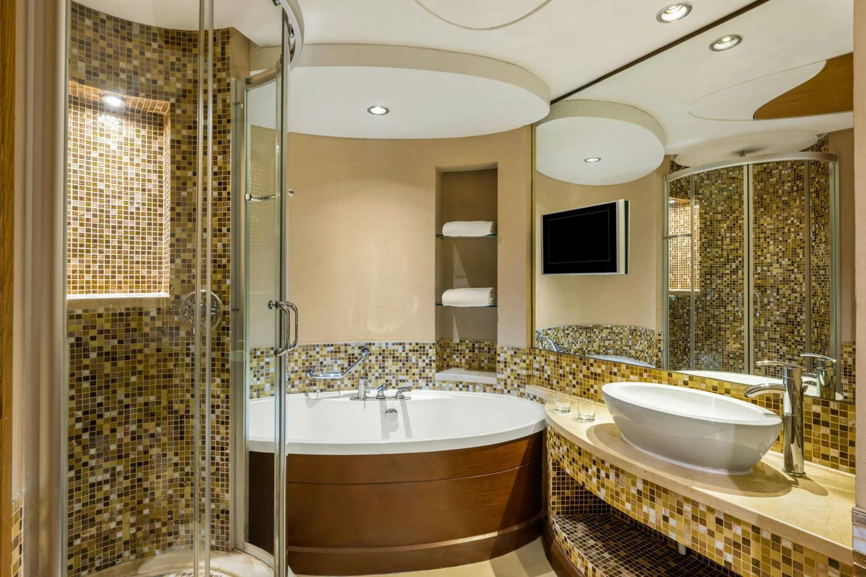Deluxe King Room - Guaranteed 3pm Late Check Out (applicable only on weekdays and not applicable from May 27th-31st) and 20% Discount on F&B - Photo 6