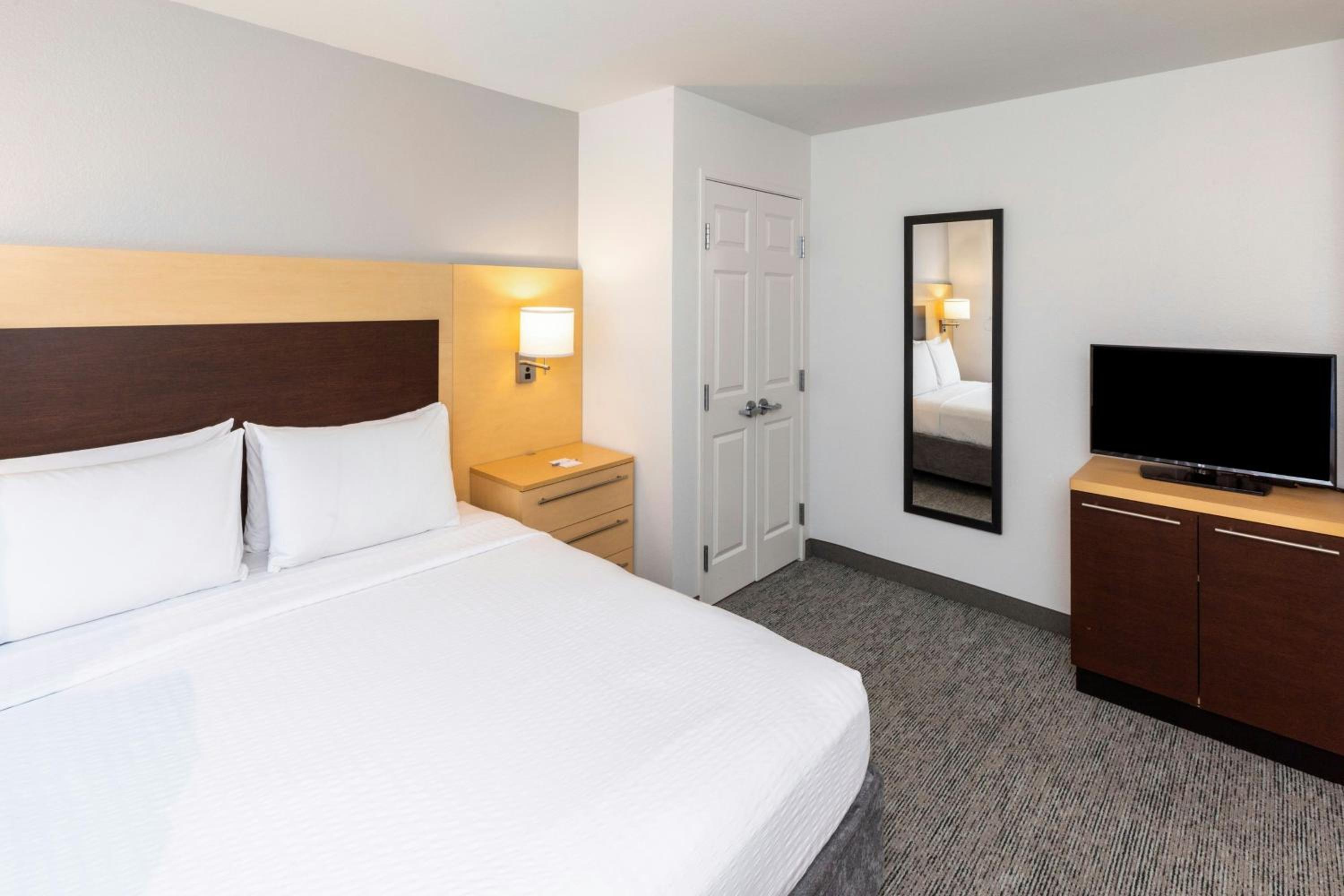 One-Bedroom King Suite with Sofa Bed and Adapted Tub - Mobility and Hearing Accessible photo 3
