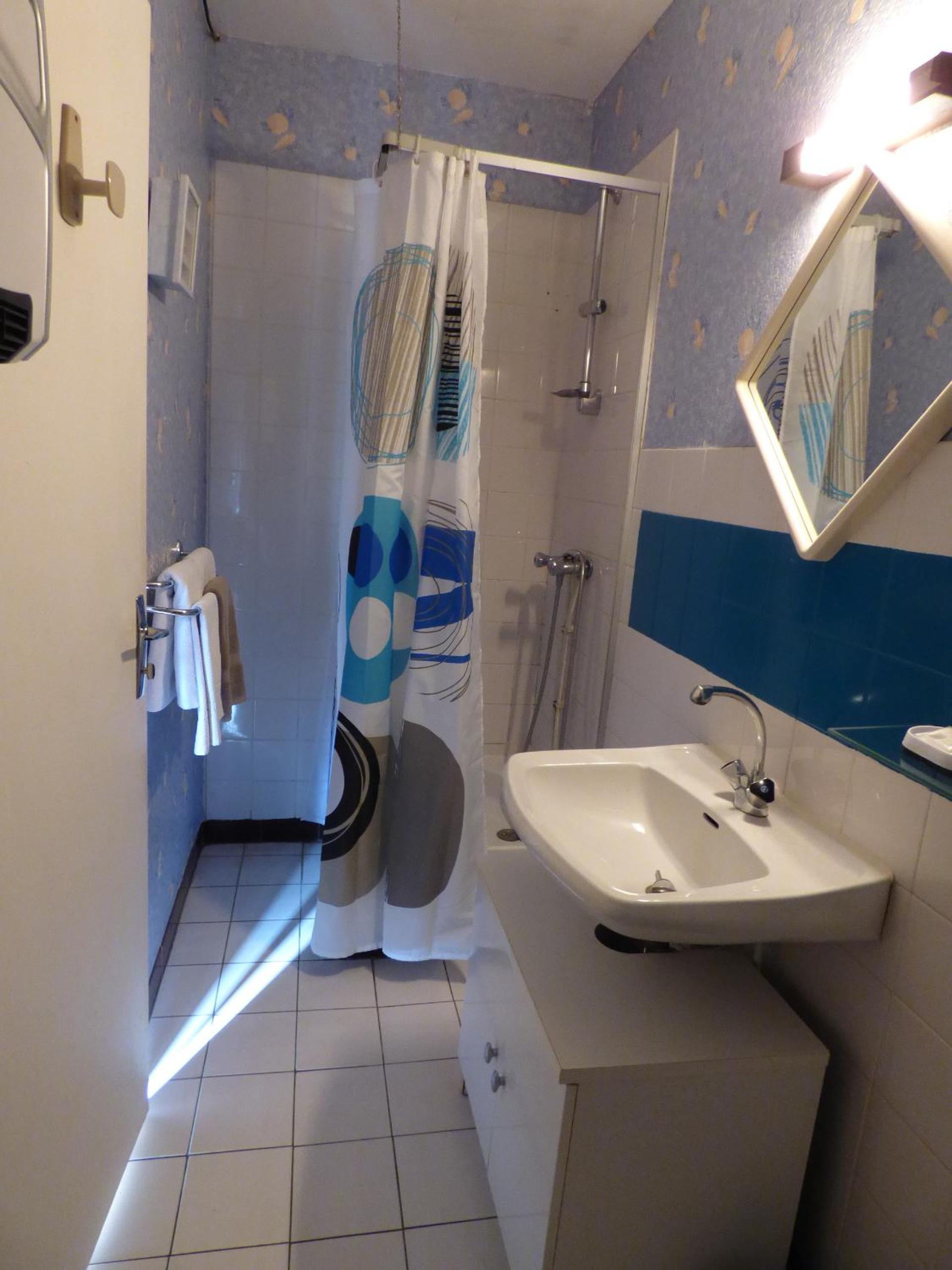 Twin Room with Garden View - Photo 3