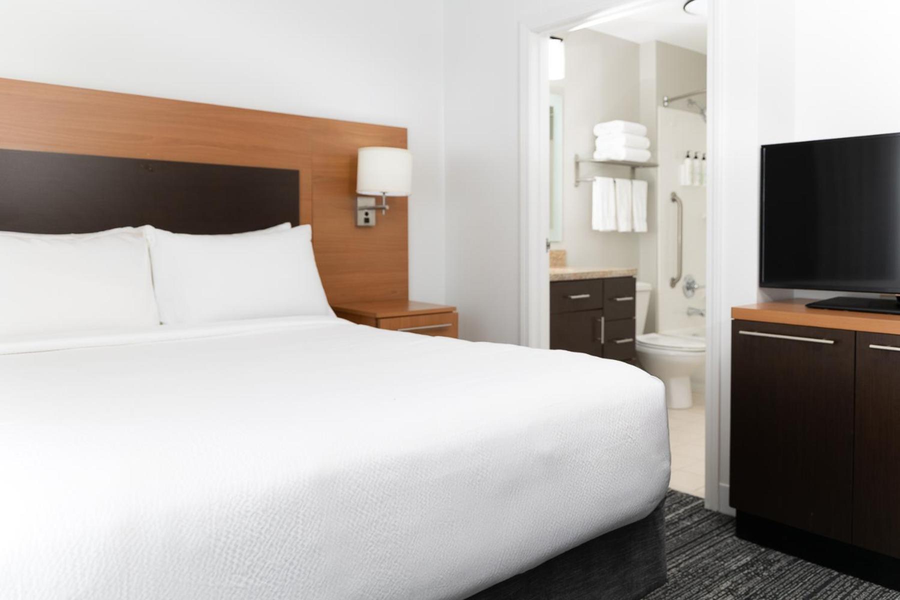 Studio Queen Suite - Mobility/Hearing Accessible with Tub photo 3