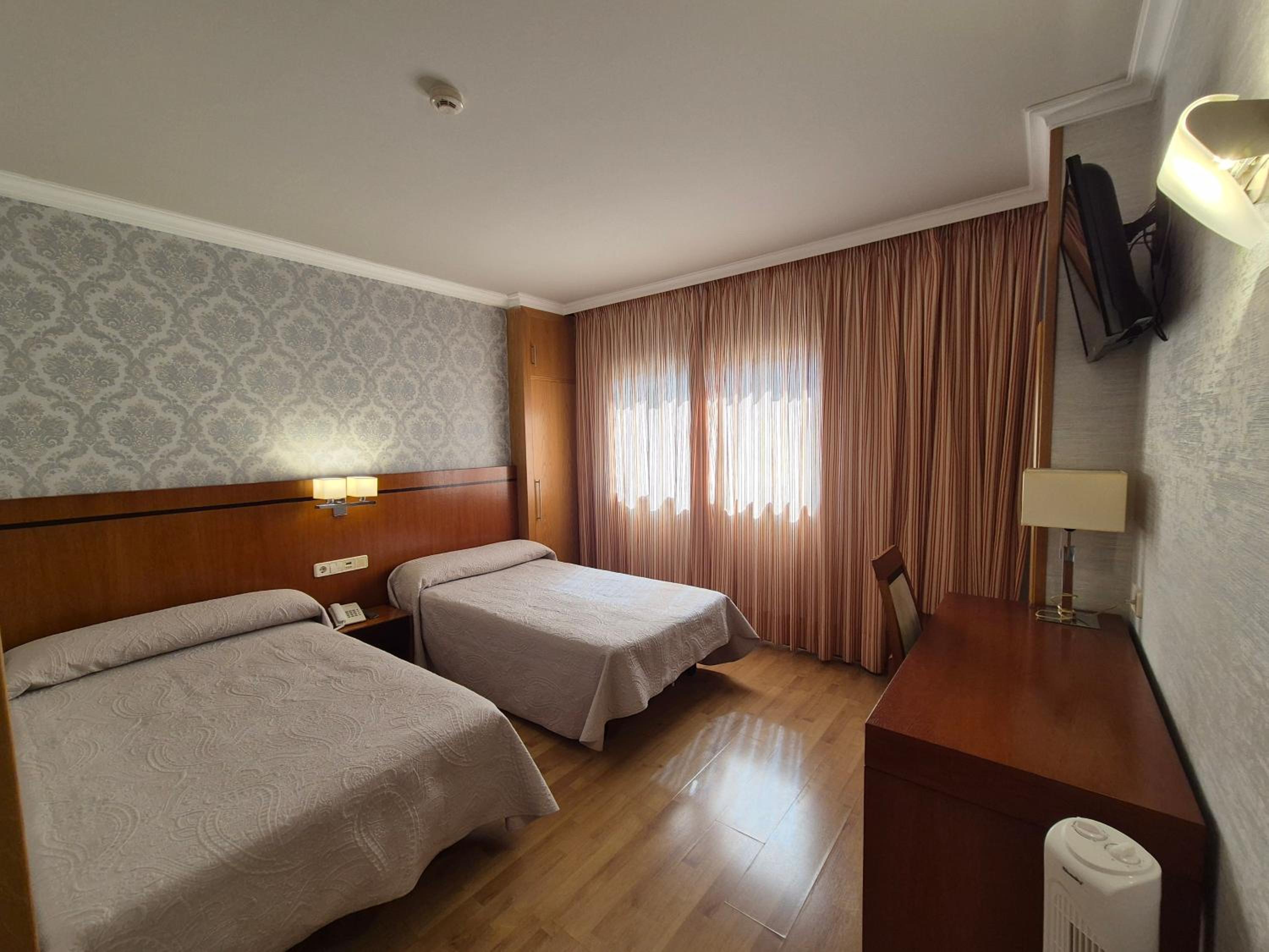 Twin Room - Photo 8
