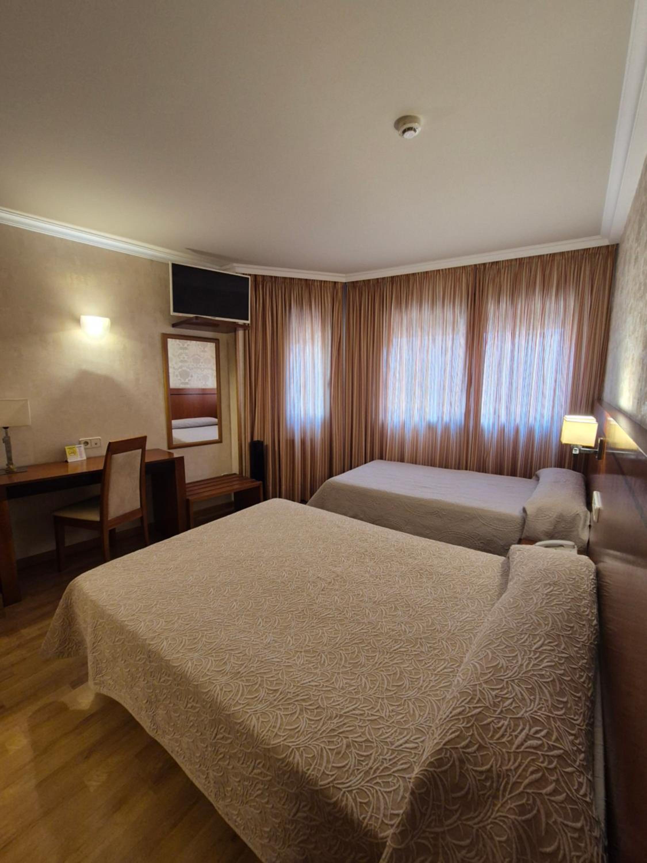 Twin Room - Photo 9