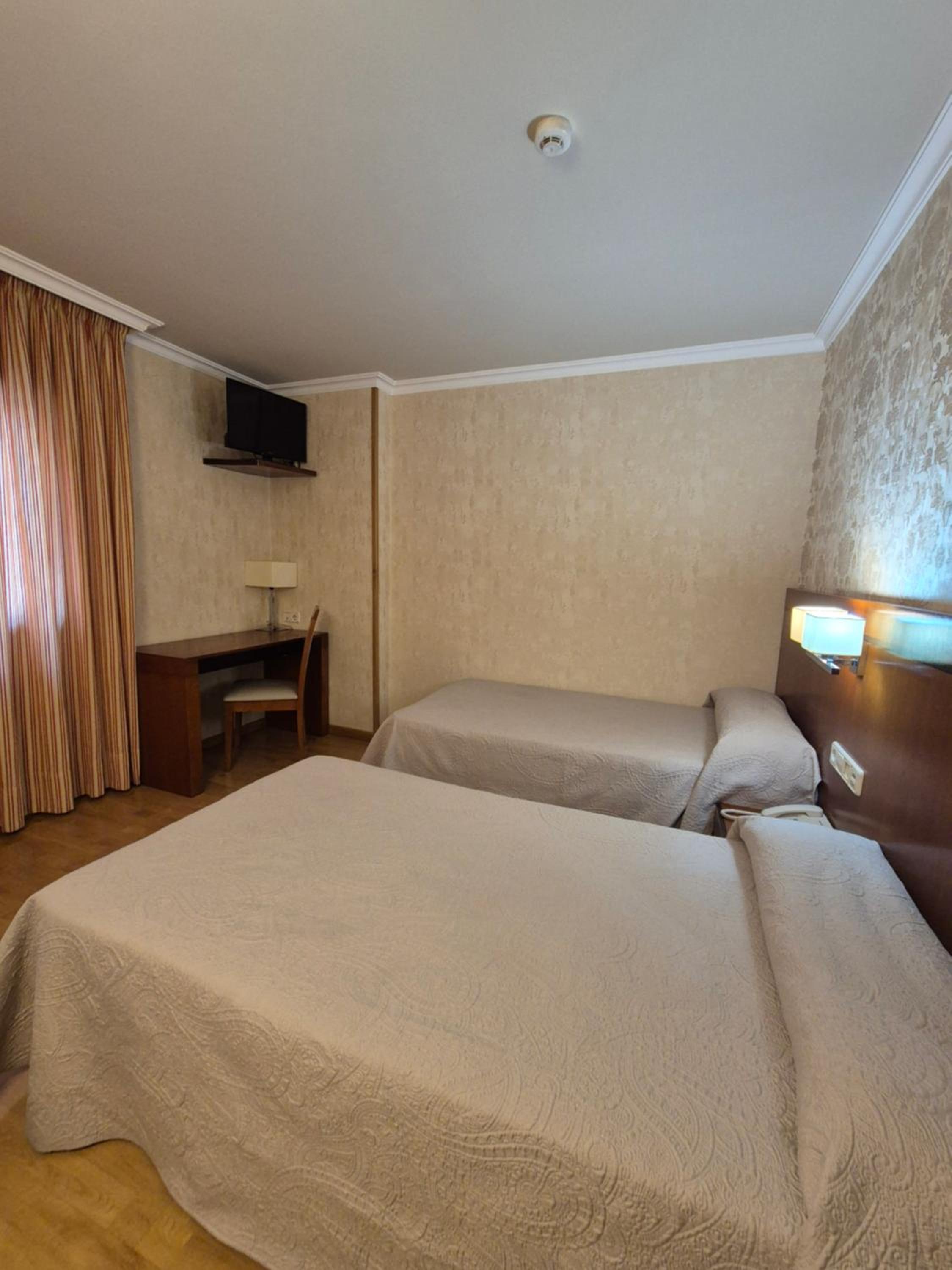 Twin Room - Photo 10