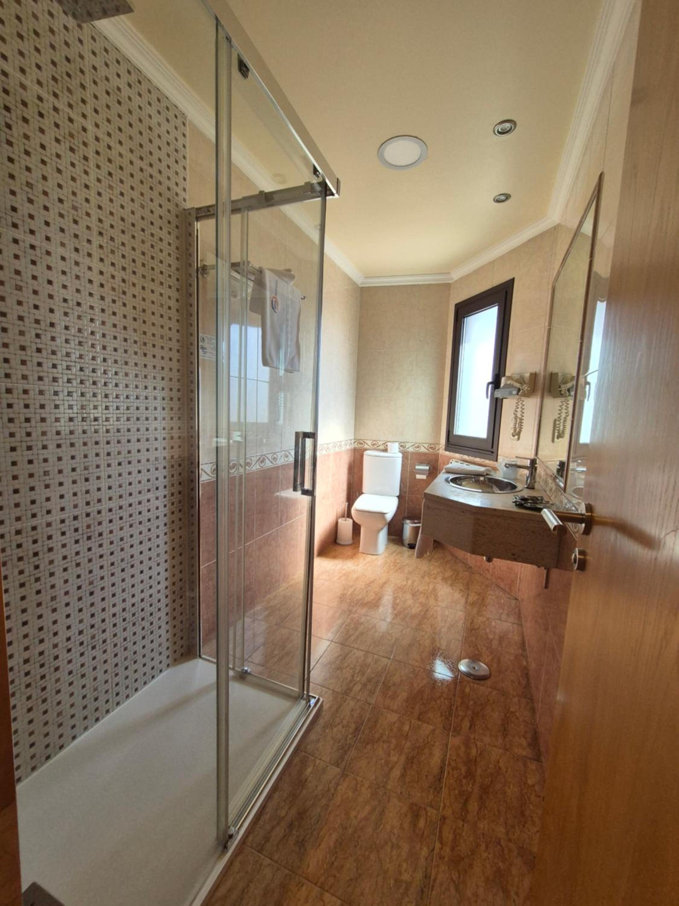 Twin Room - Photo 11