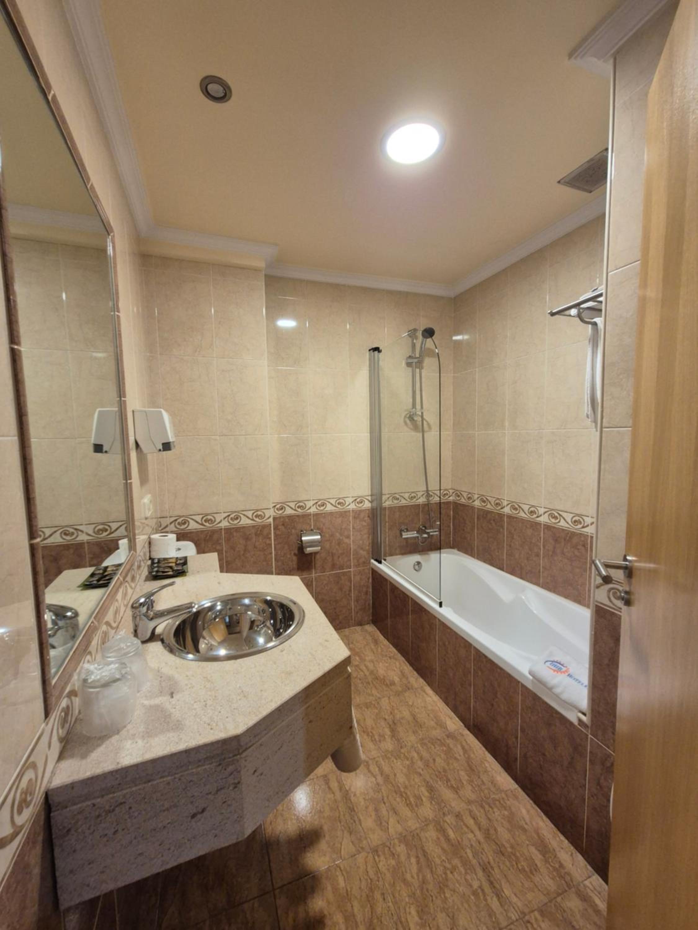 Twin Room - Photo 12