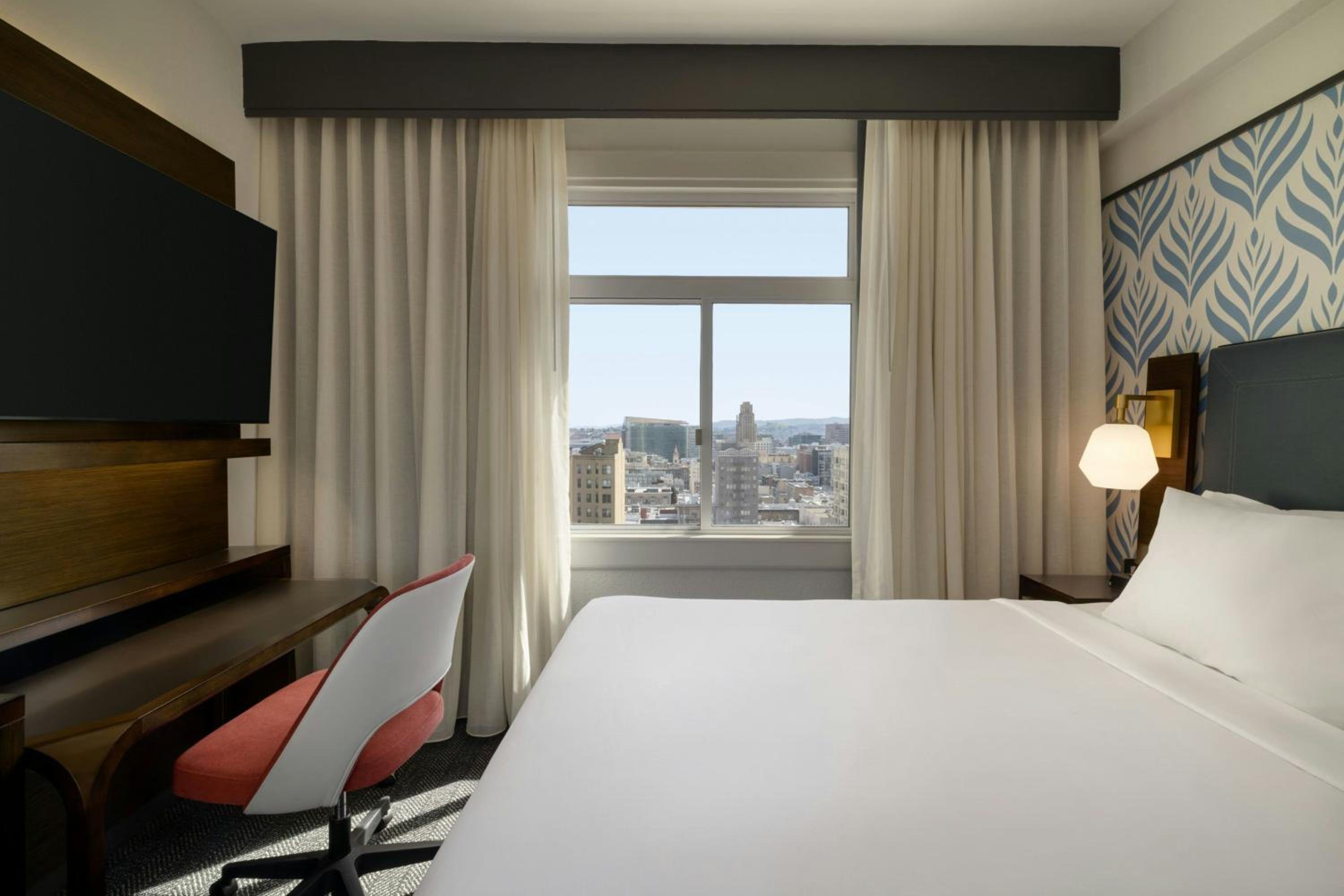 King Room with City View - Hearing Accessible photo 3