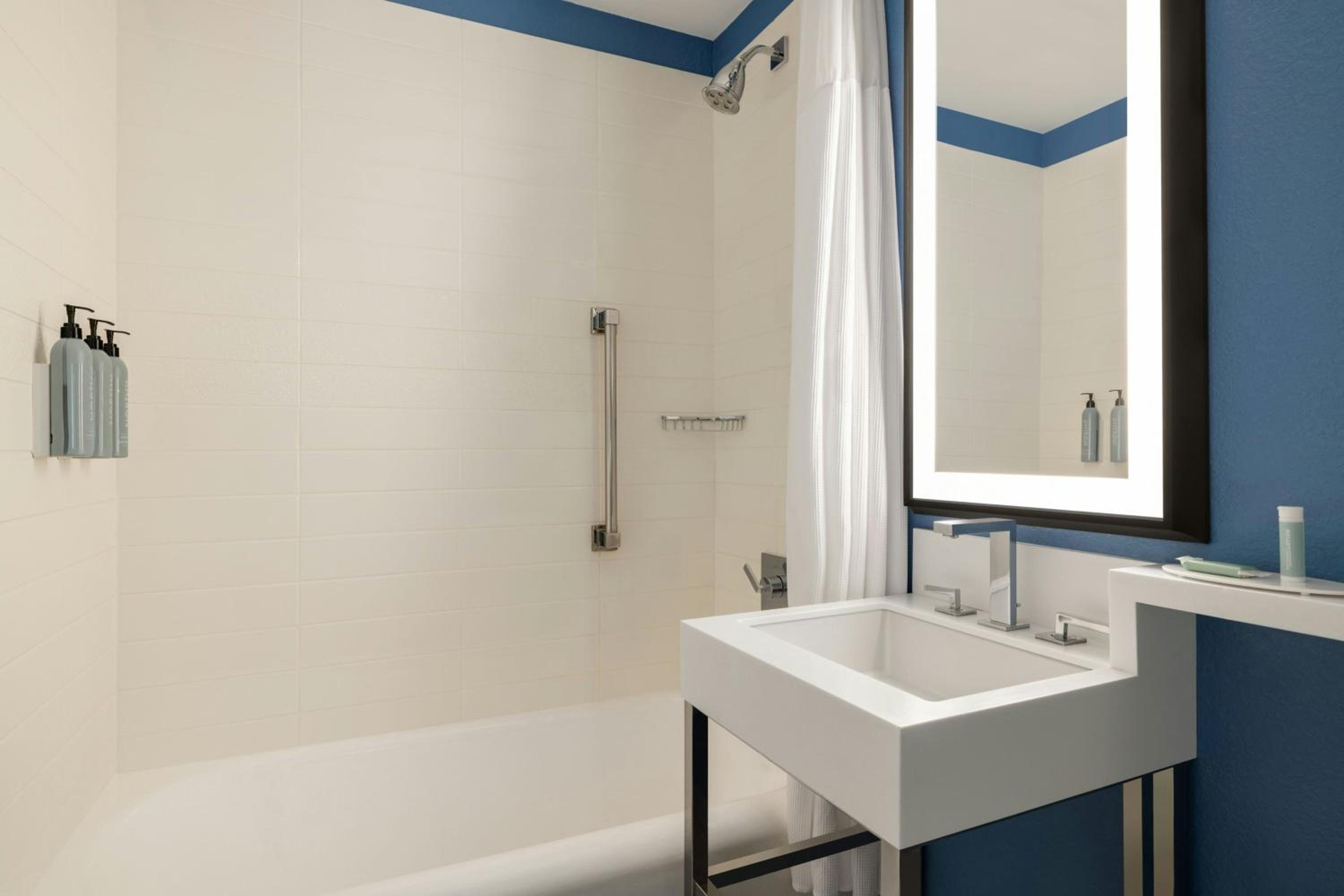 King Room with Adapted Tub and City View - Mobility and Hearing Accessible photo 1