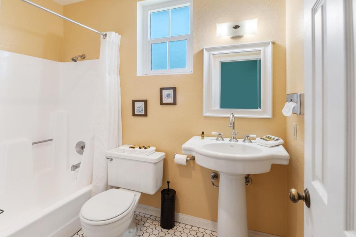 Deluxe King Room photo 1