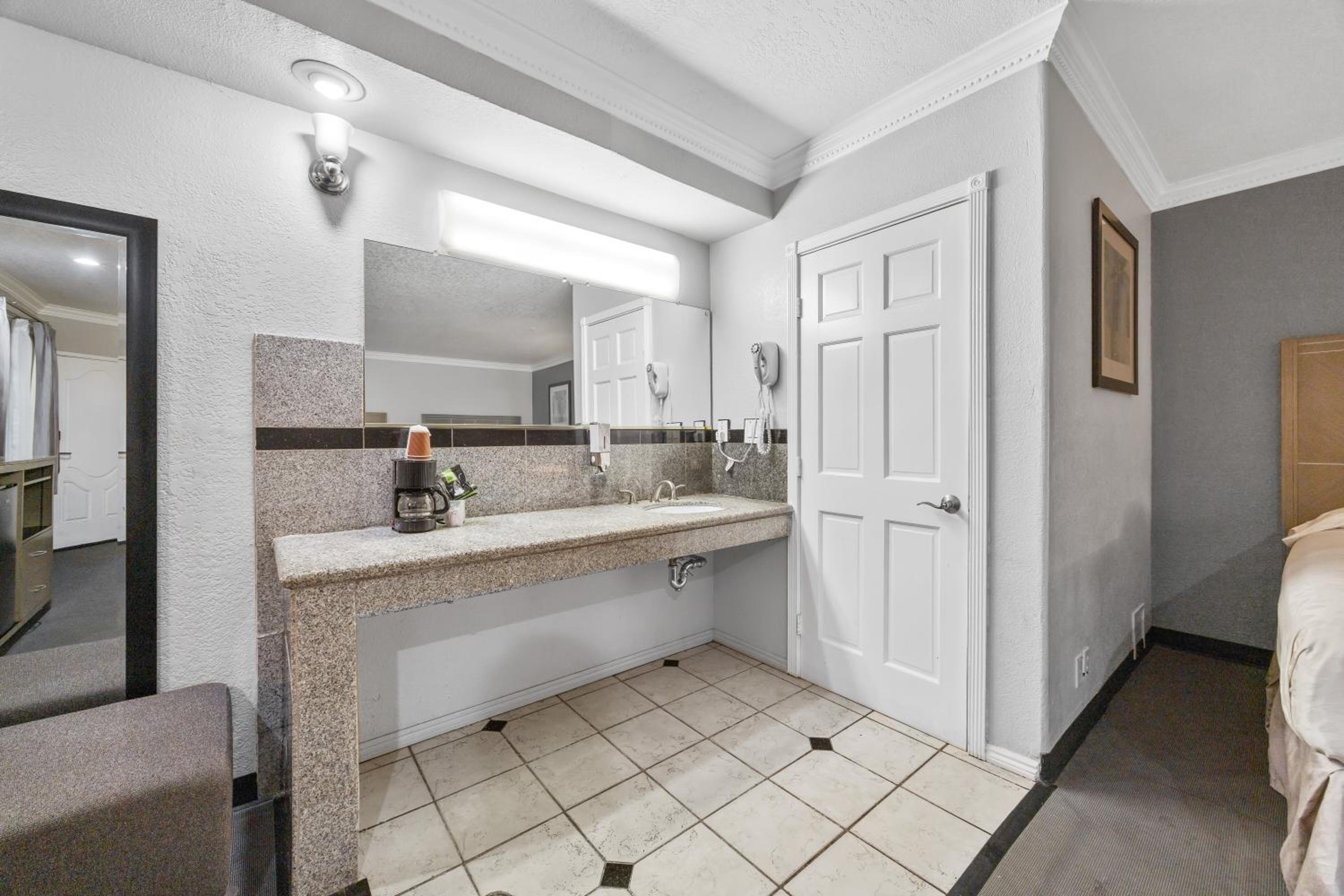 Suite - Photo 2